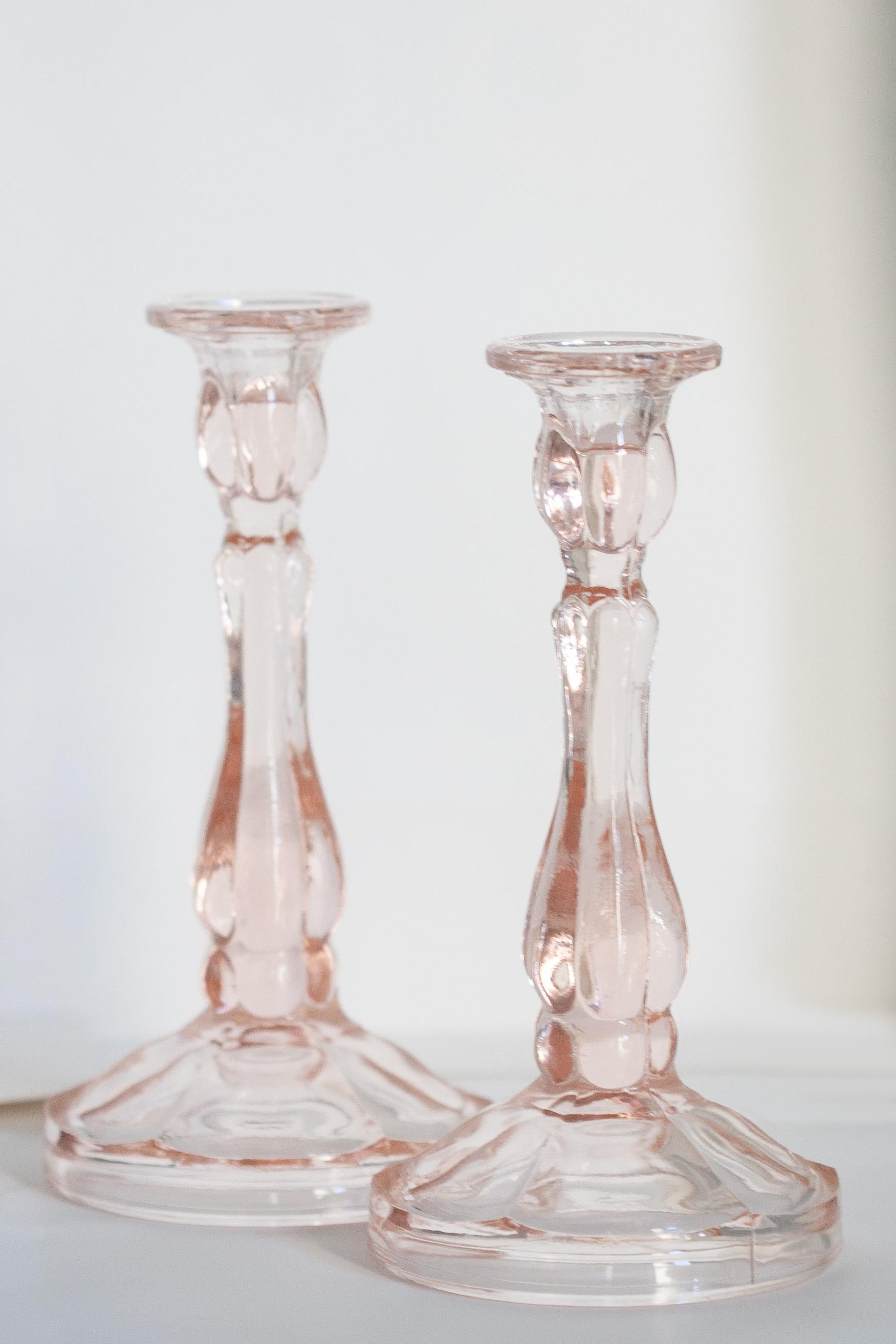 Satz von zwei Kerzenleuchtern aus rosafarbenem Glas aus der Mitte des Jahrhunderts, Europa, 1960er Jahre im Angebot 1