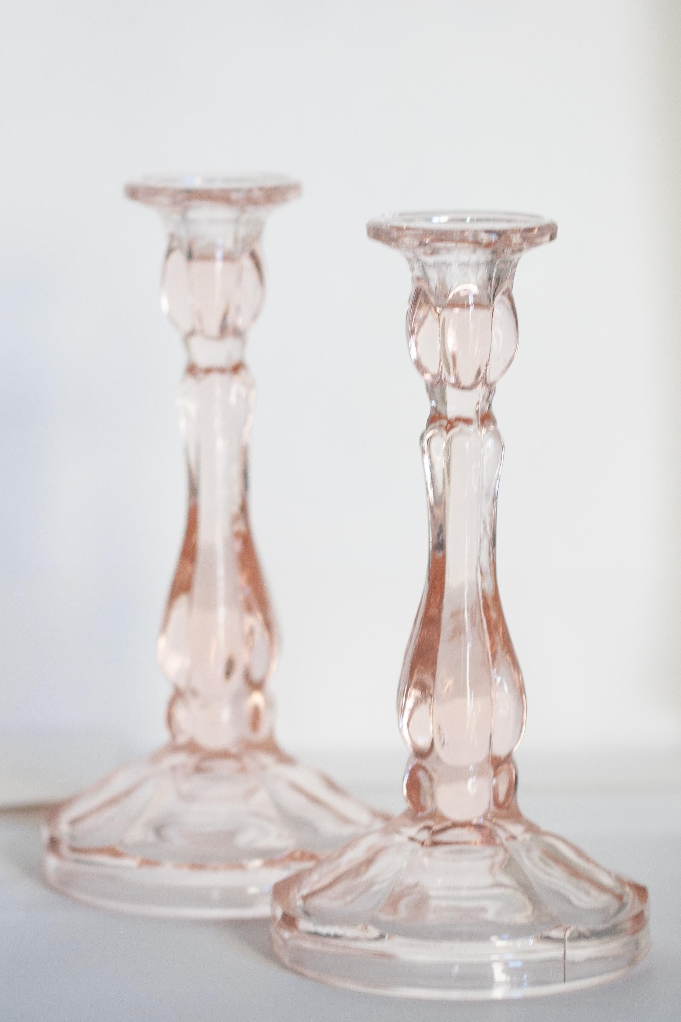Satz von zwei Kerzenleuchtern aus rosafarbenem Glas aus der Mitte des Jahrhunderts, Europa, 1960er Jahre im Angebot 2
