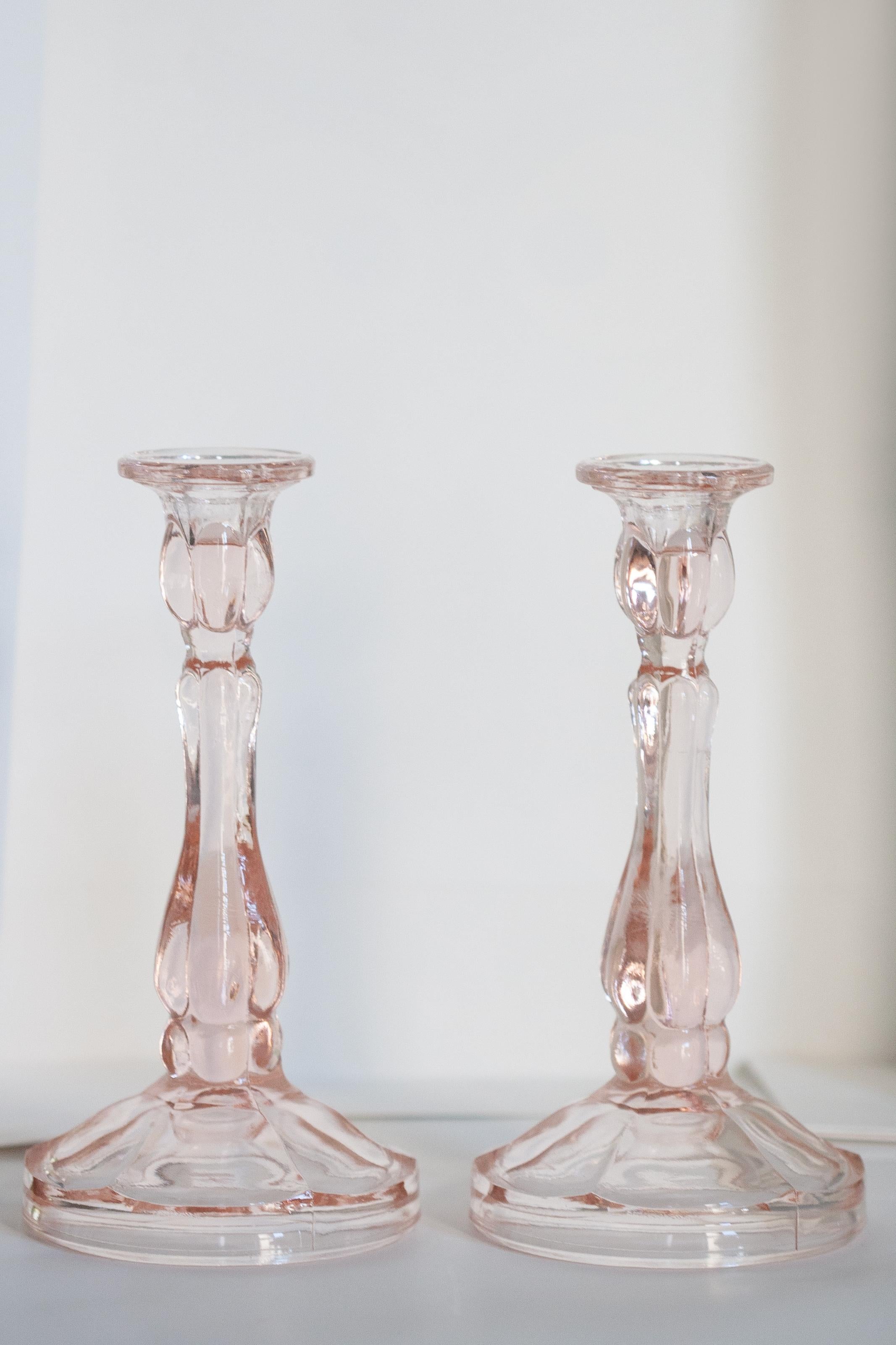 Satz von zwei Kerzenleuchtern aus rosafarbenem Glas aus der Mitte des Jahrhunderts, Europa, 1960er Jahre im Angebot 3