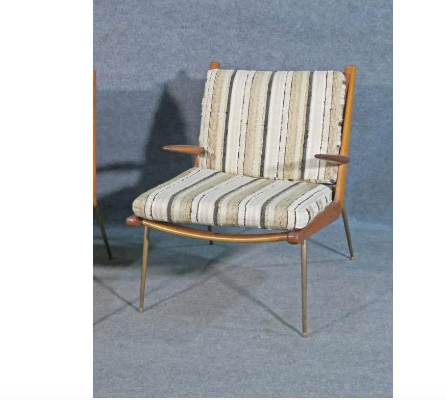 Revêtu d'un superbe tissu rayé, cet ensemble de chaises vintage de France & Son se compose d'un fauteuil et d'une chaise longue. Conçue par Peter Hvidt & Orla Mølgaard-Nielsen avec un cadre en teck en forme de boomerang et des pieds en