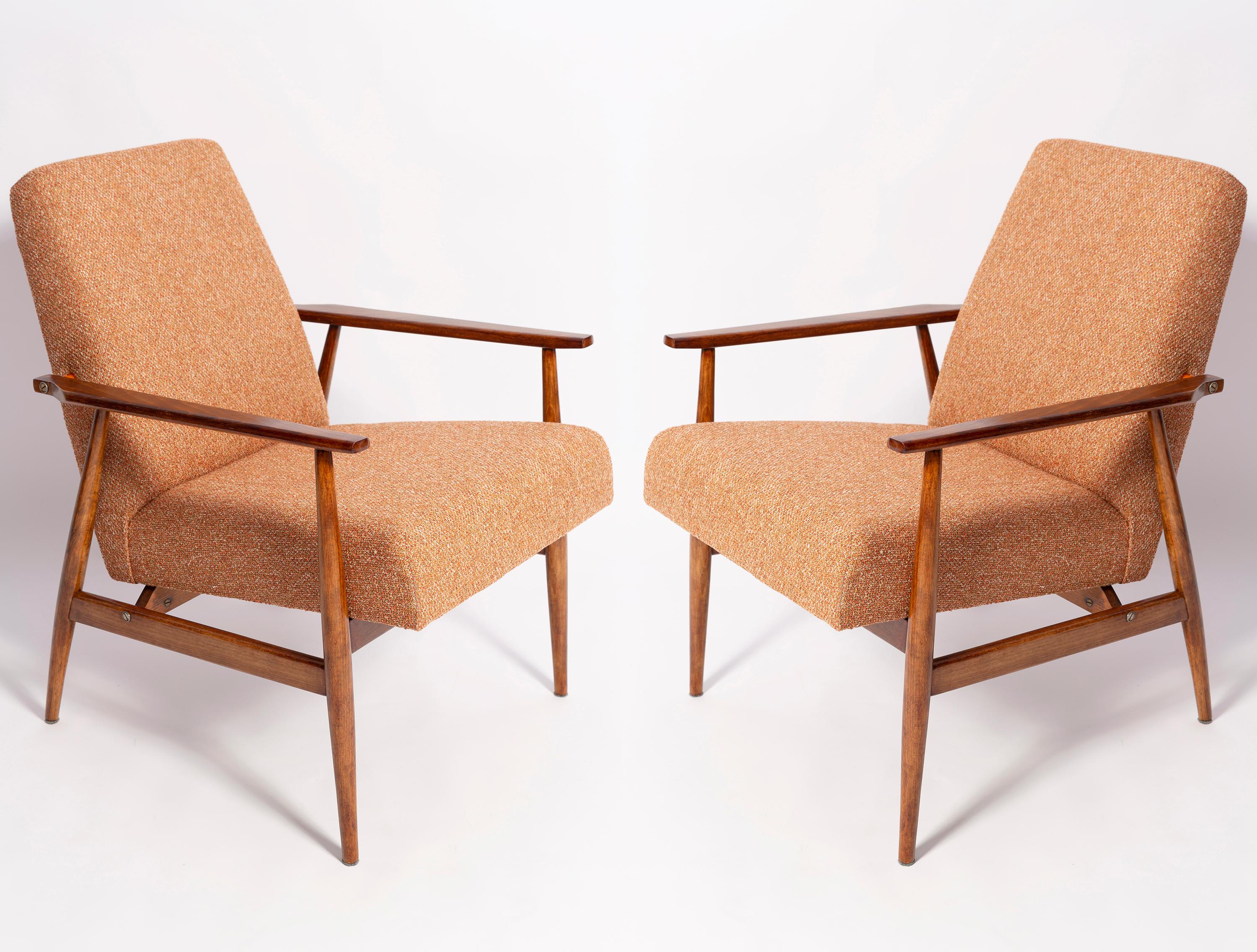 Un beau fauteuil restauré, conçu par Henryk Lis. Meubles après une rénovation complète de la menuiserie et de la tapisserie. Le tissu, qui recouvre le dossier et l'assise, est un revêtement mélangé italien de haute qualité de couleur orange. Le