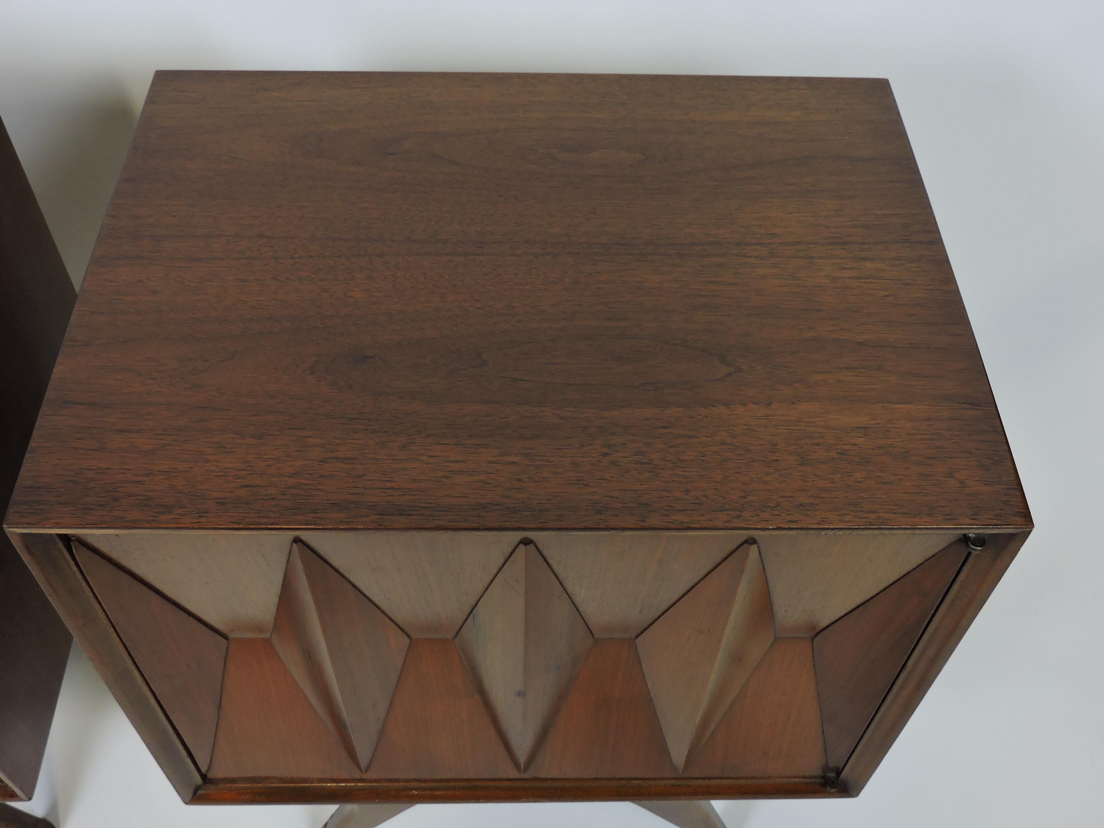 Set of Two Mid Century Modern Albert Parvin Diamond Front Nightstands End Tables In Good Condition In Chesterfield, NJ