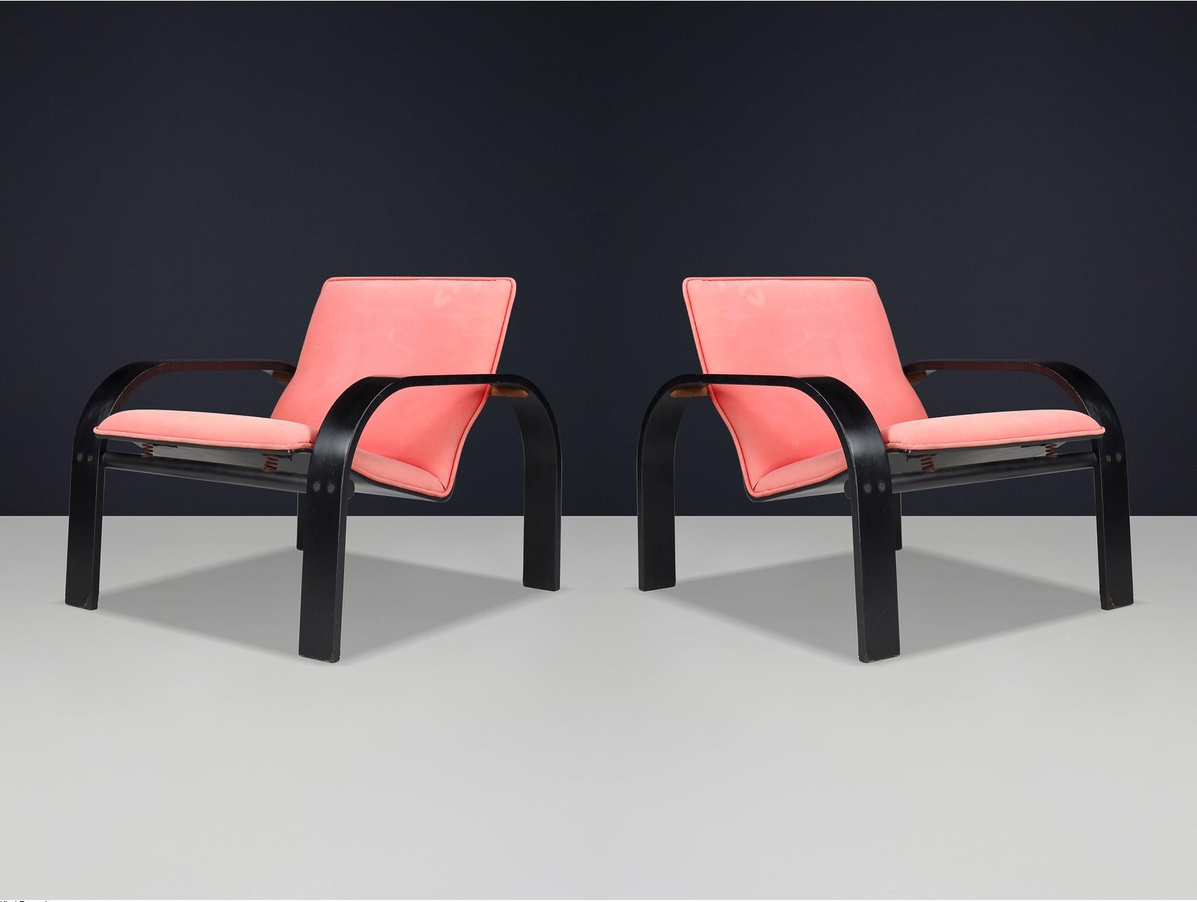 Coppia di poltrone moderne di metà secolo attribuite ad Alvar Aalto, Finlandia, anni '40

Questa elegante coppia di poltrone moderne di metà secolo, attribuite al pioniere del design finlandese Alvar Aalto, risale agli anni '40 e riflette i primi