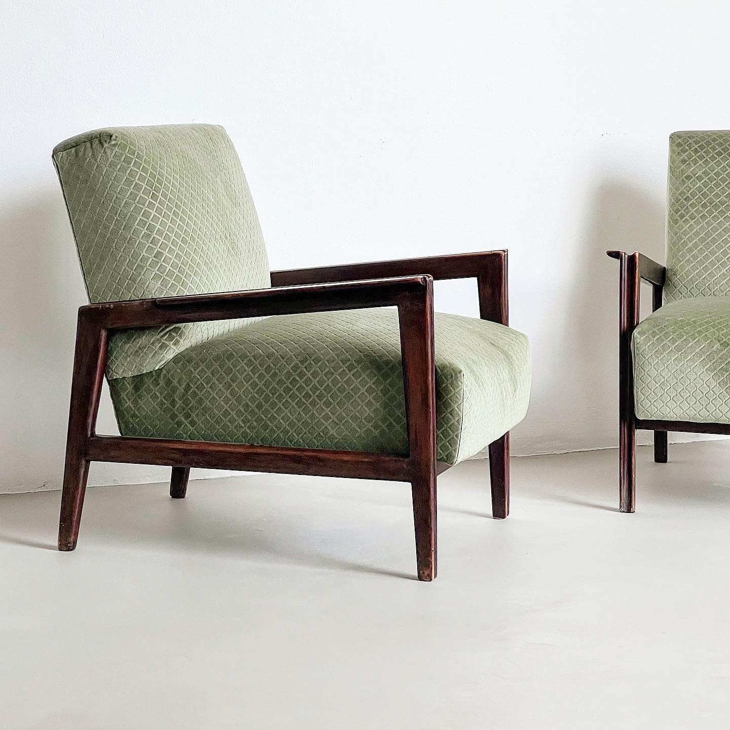 Coming from the headquarters of an insurance company, this set of two Mid-Century Modern armchairs is stunning in all aspects! The walnut frame, preserved in untouched original conditions, shows a warm patina of the time. It's partially uneven, but