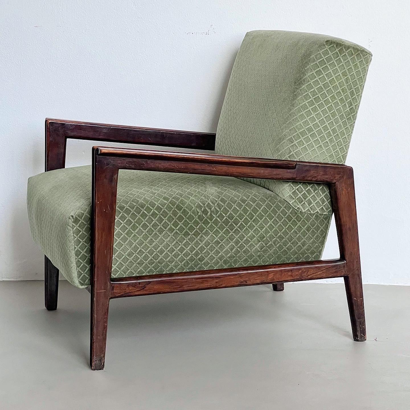 Mid-Century Modern Set of two Mid Century Modern armchairs in walnut and green velvet upholstery For Sale