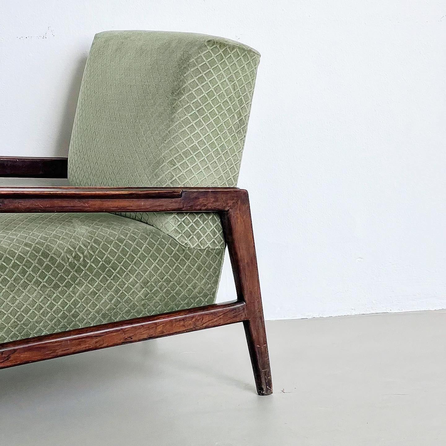 Italian Set of two Mid Century Modern armchairs in walnut and green velvet upholstery For Sale