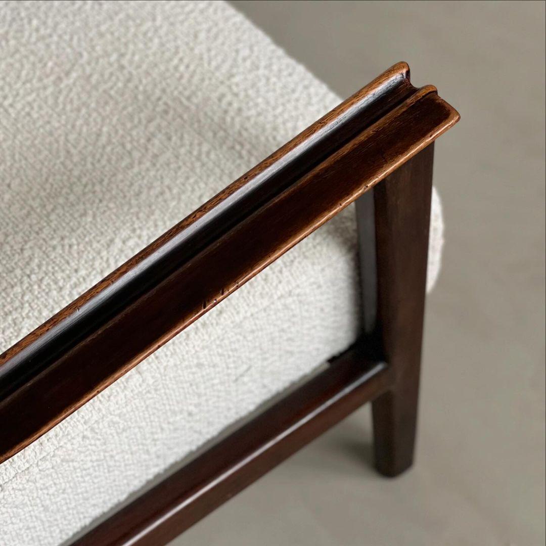 Ensemble de deux fauteuils The Modernity en noyer et tapisserie d'ameublement en boucle blanche. en vente 3