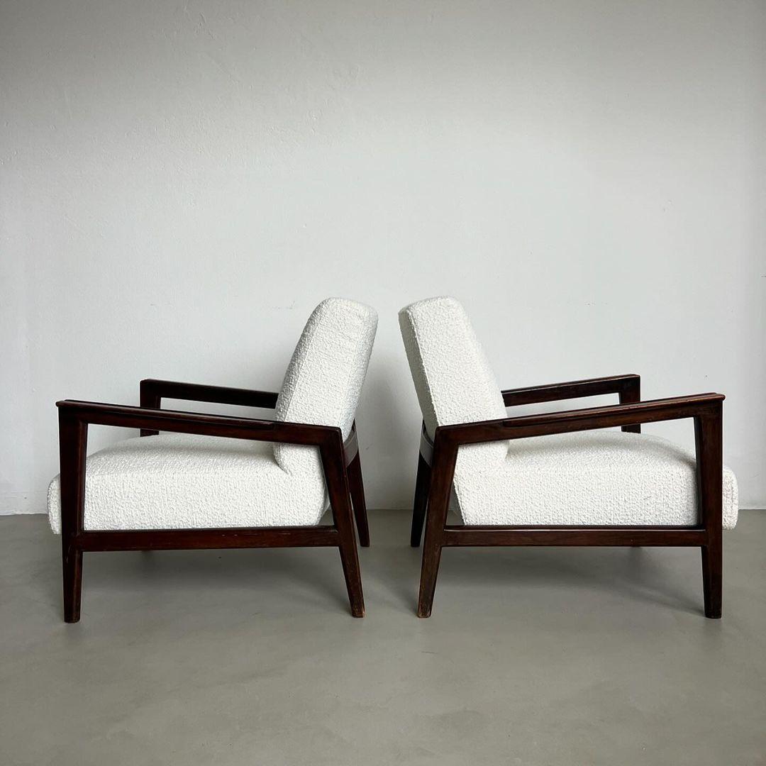 Provenant du siège d'une compagnie d'assurance, cet ensemble de deux fauteuils de style moderne du milieu du siècle est stupéfiant à tous points de vue ! Le cadre en noyer présente une chaude patine d'époque ; elle ajoute au charme des pièces, et