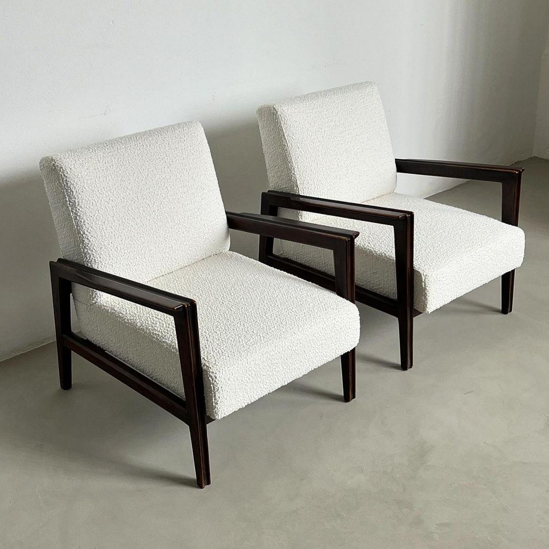 Mid-Century Modern Ensemble de deux fauteuils The Modernity en noyer et tapisserie d'ameublement en boucle blanche. en vente