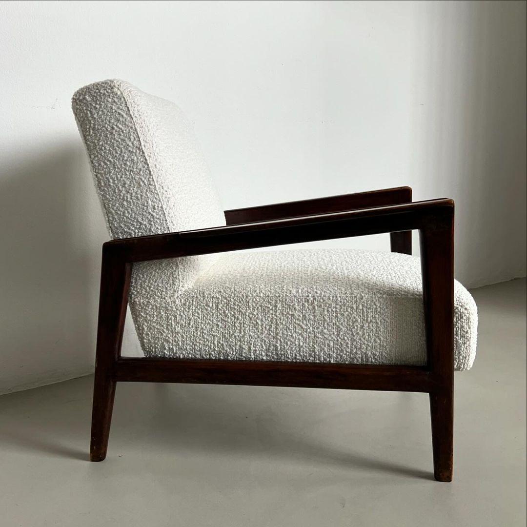 italien Ensemble de deux fauteuils The Modernity en noyer et tapisserie d'ameublement en boucle blanche. en vente