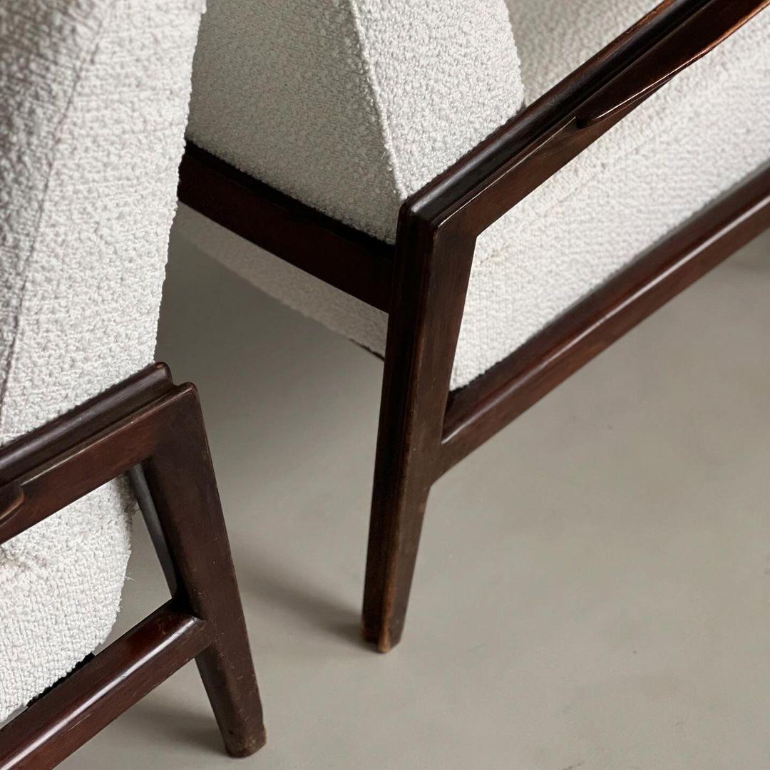 Ensemble de deux fauteuils The Modernity en noyer et tapisserie d'ameublement en boucle blanche. Bon état - En vente à Milano, IT