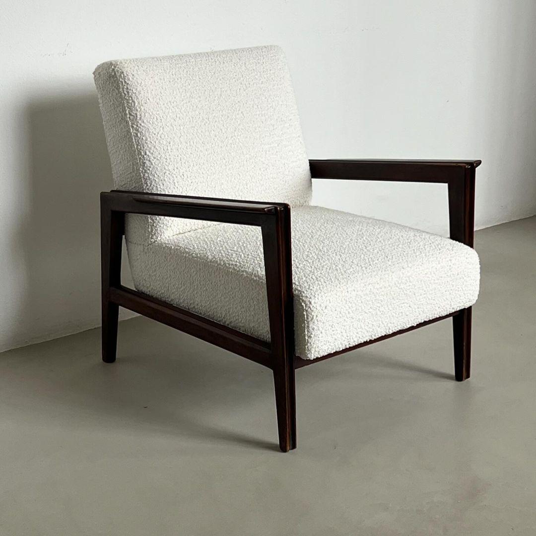 Milieu du XXe siècle Ensemble de deux fauteuils The Modernity en noyer et tapisserie d'ameublement en boucle blanche. en vente