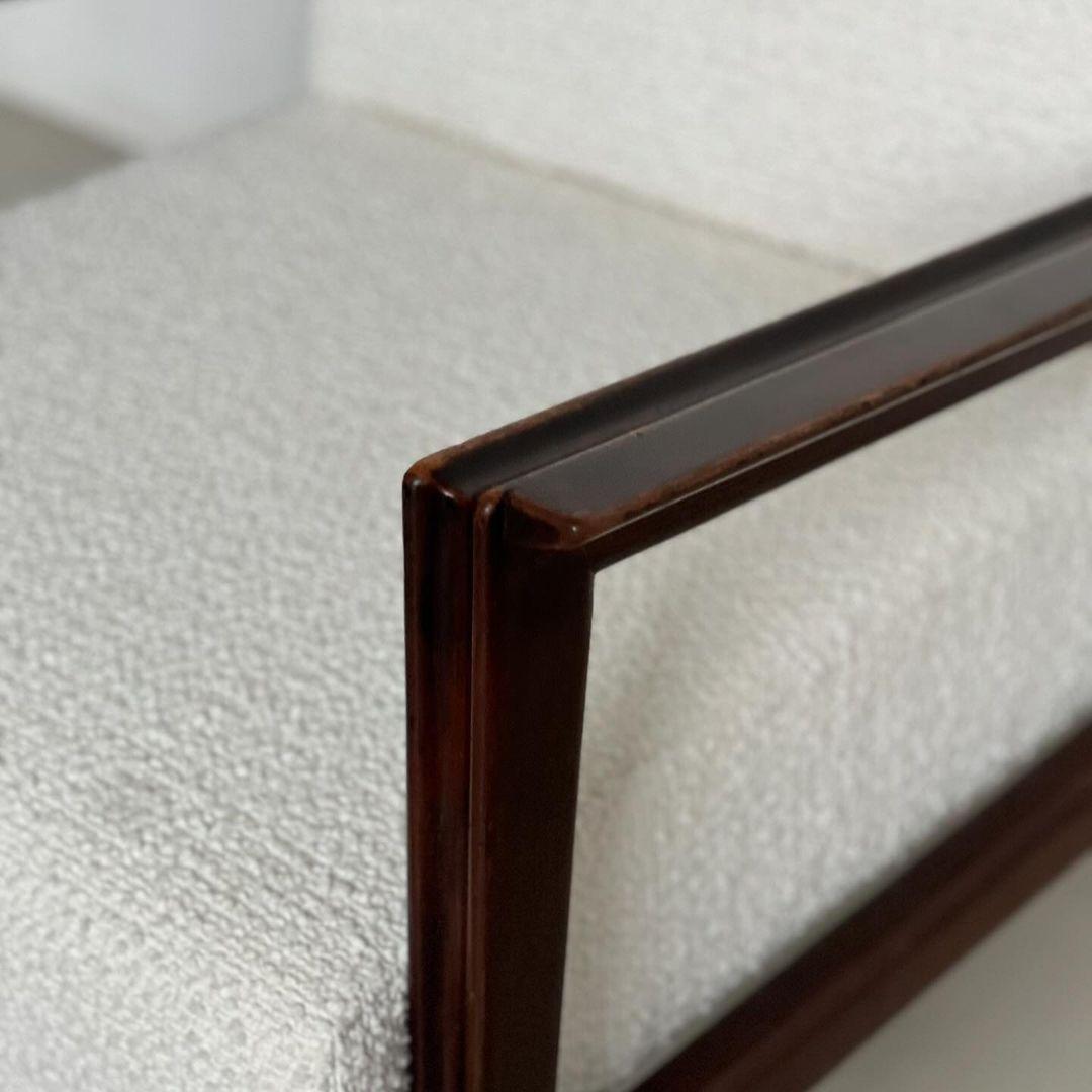 Velours Ensemble de deux fauteuils The Modernity en noyer et tapisserie d'ameublement en boucle blanche. en vente