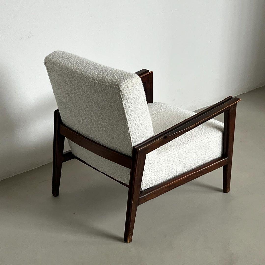 Ensemble de deux fauteuils The Modernity en noyer et tapisserie d'ameublement en boucle blanche. en vente 1