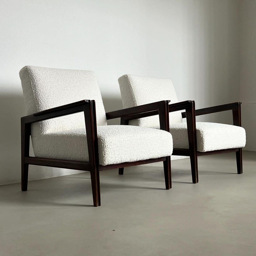 Ensemble de deux fauteuils The Modernity en noyer et tapisserie d'ameublement en boucle blanche. en vente 2