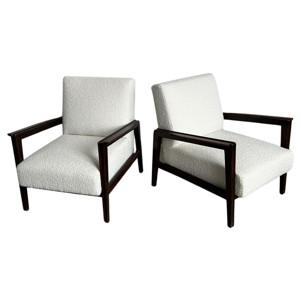 Set di due poltrone moderne del Mid Century in noce e tappezzeria boucle bianca