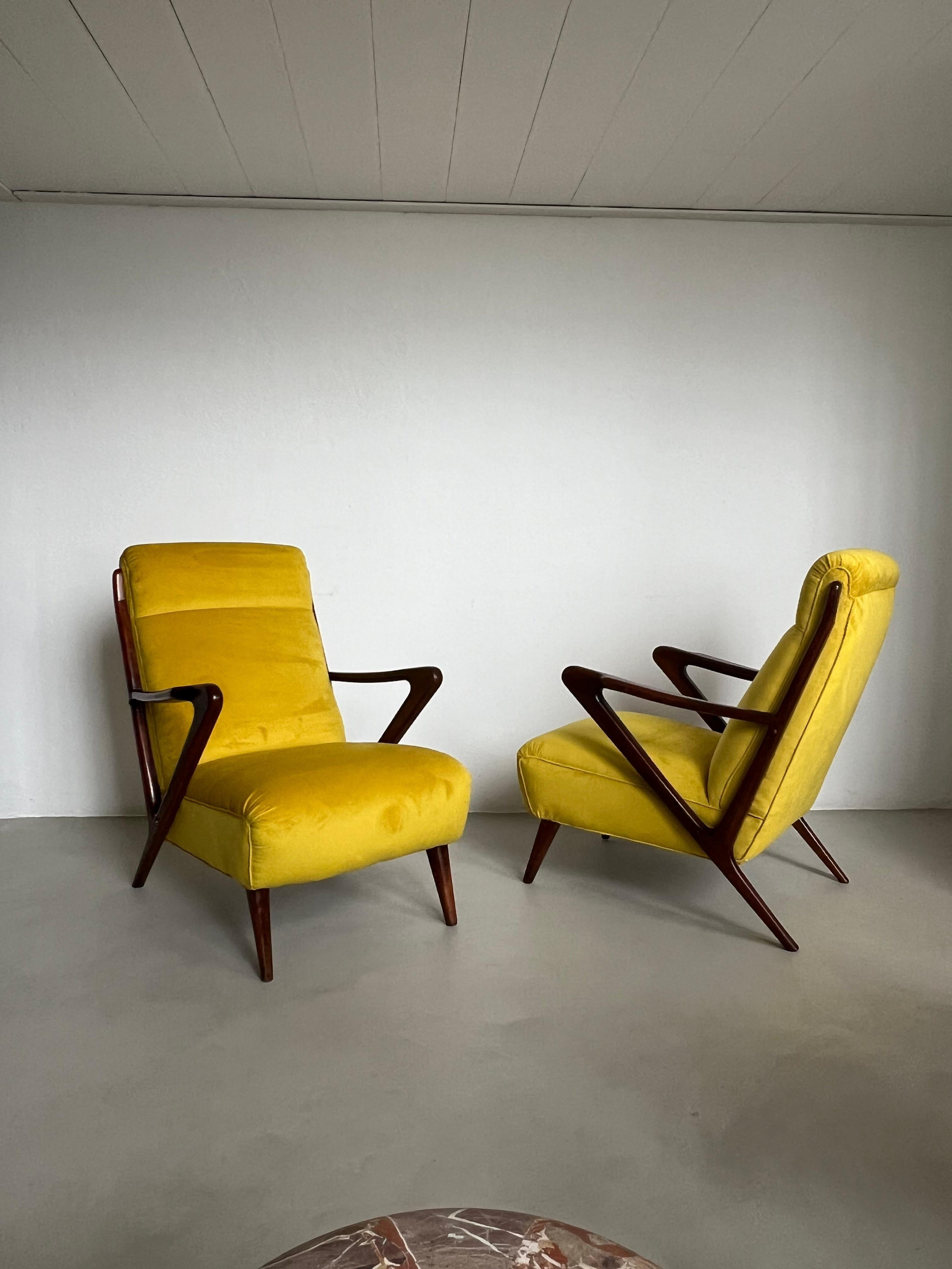 Pair of Vintage Armchairs in Bright Yellow Velvet , 1950's Mid Century Italian In Good Condition For Sale In Milano, IT