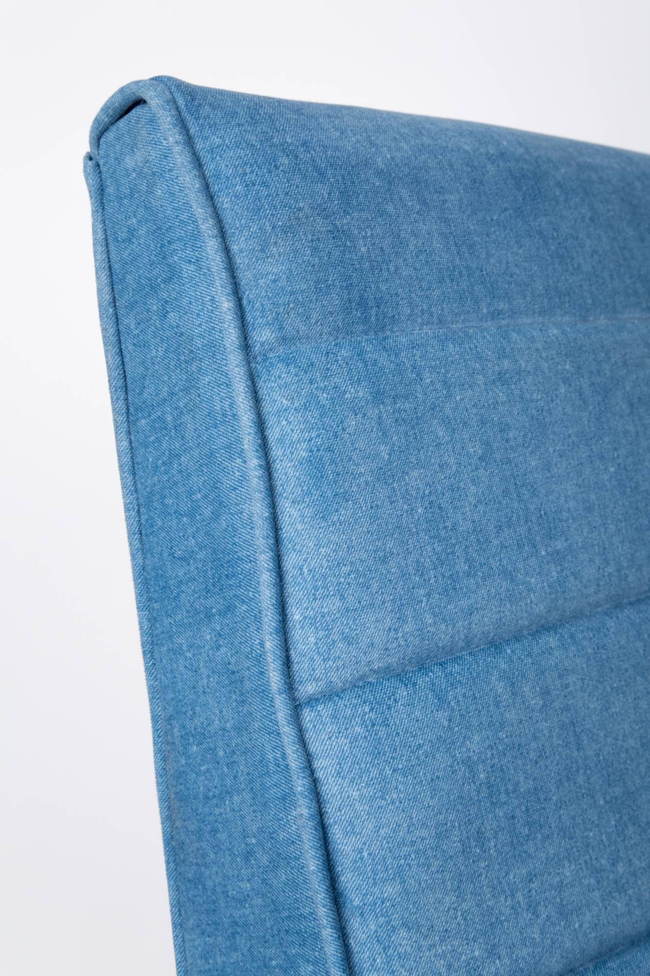 Un fauteuil vintage, fabriqué dans les années 1960 en Pologne par l'usine de meubles Prudnik. Les fauteuils sont après une rénovation complète de la tapisserie et de la menuiserie. La structure du rembourrage ressemble à du denim. La structure en