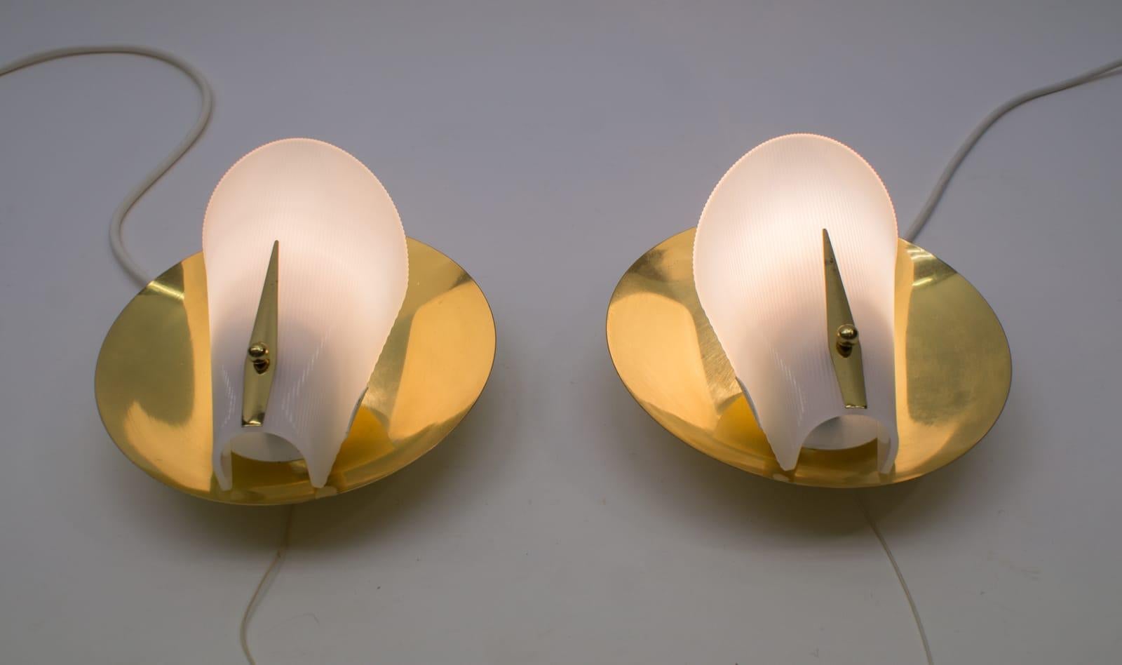 Tedesco Set di due lampade da parete o sconsigliere in ottone della modernità di metà secolo, anni '50 in vendita