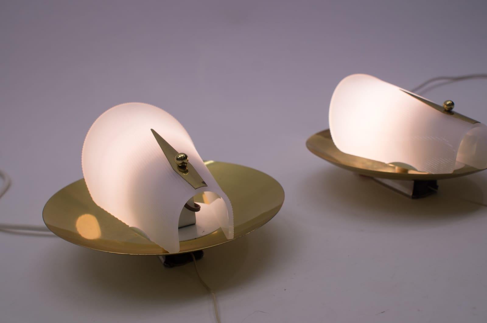 Metà XX secolo Set di due lampade da parete o sconsigliere in ottone della modernità di metà secolo, anni '50 in vendita