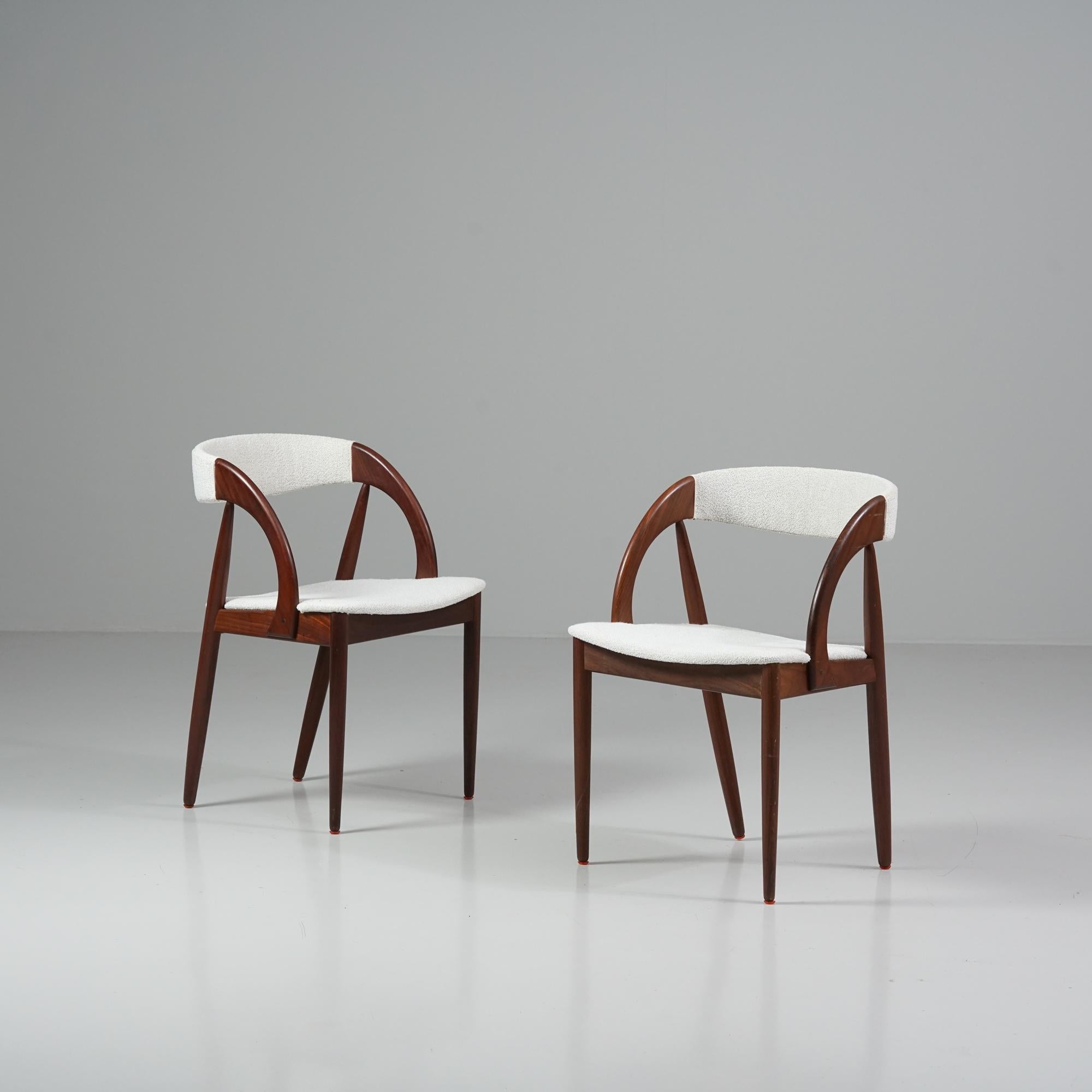 Set di due sedie di stile Mid-Century Modern, prodotte in Danimarca, anni '60. Struttura in palissandro, tappezzata con tessuto di qualità modello Bond 7 di Lauritzon. Buone condizioni vintage, lieve patina coerente con l'età e l'uso. Le sedie sono