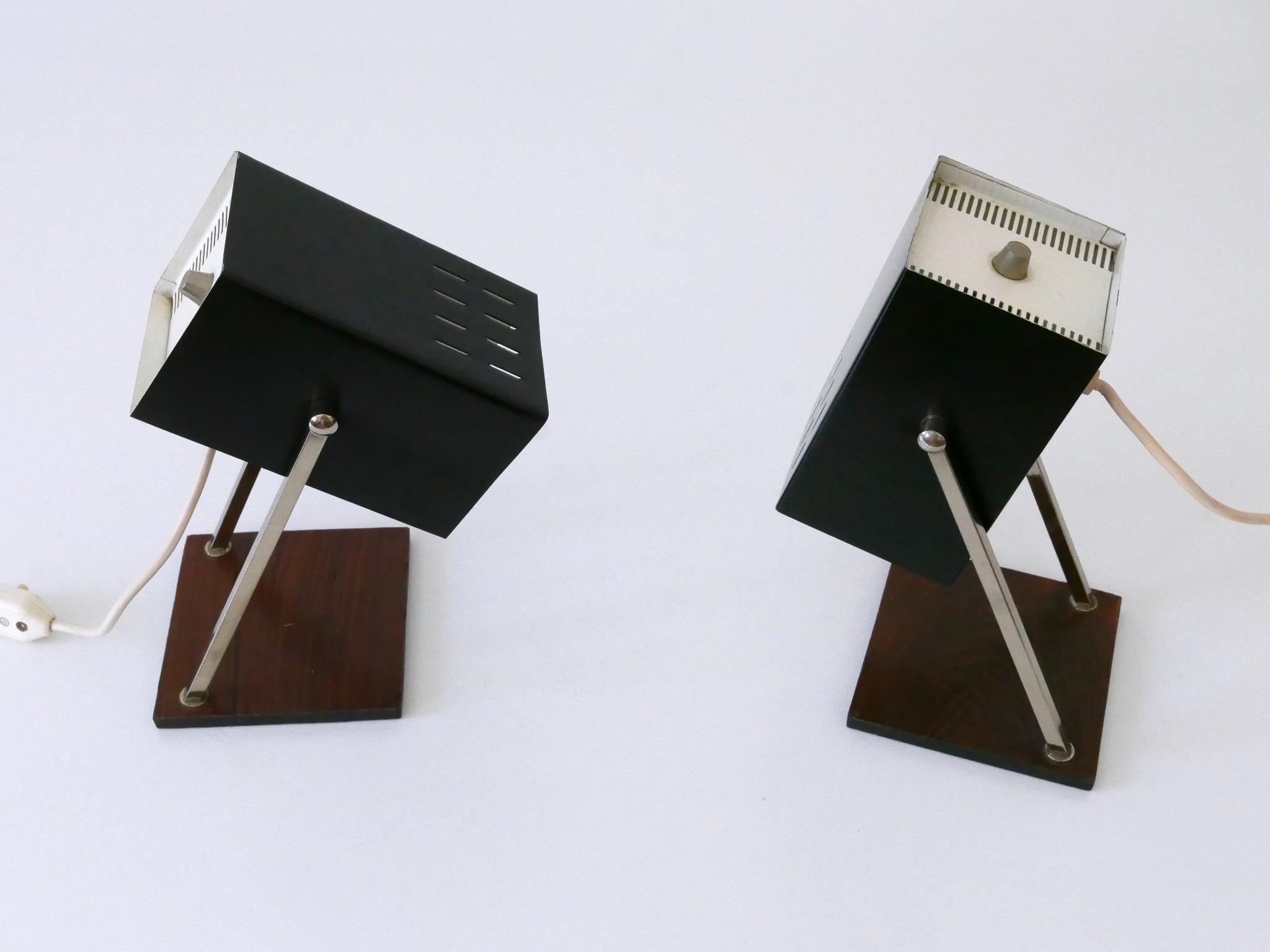 Émaillé Ensemble de deux lampes de bureau cubiques de style mi-siècle moderne par Kaiser Leuchten, Allemagne, années 1960 en vente