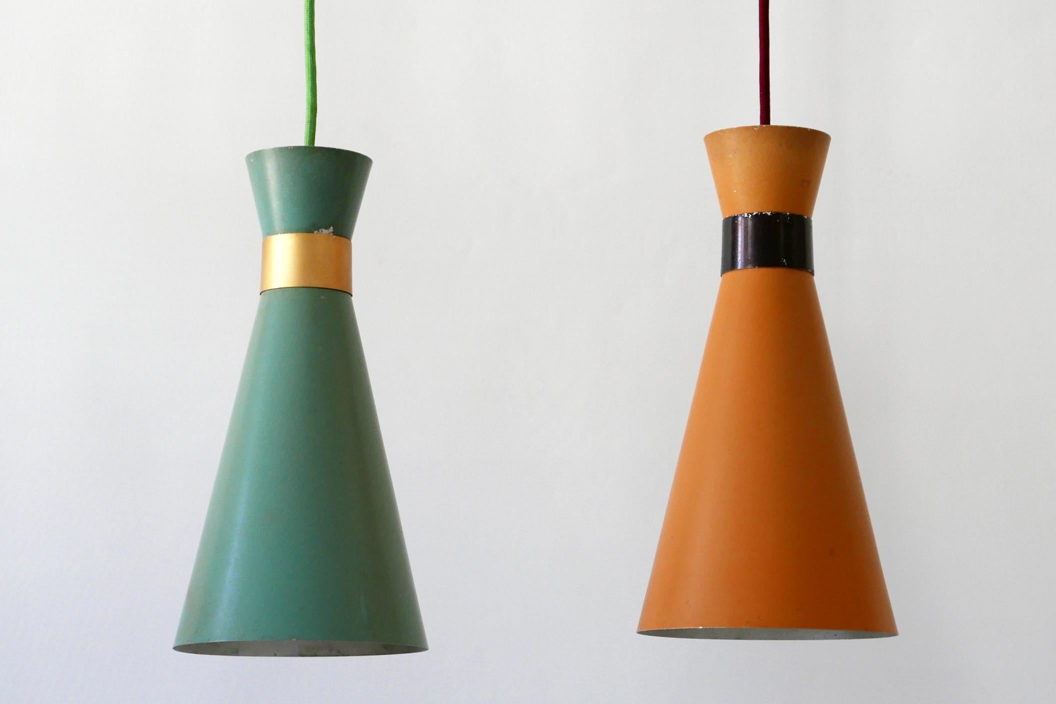 Set of two lovely and elegant Mid-Century Modern diabolo / hour glass pendant lamps. Manufactured probably by Bünte & Remmler (BuR), 1950s, Germany. 

Executed in green and salmon red enameled aluminum, each lamp needs 1 x E27 / E26 Edison screw
