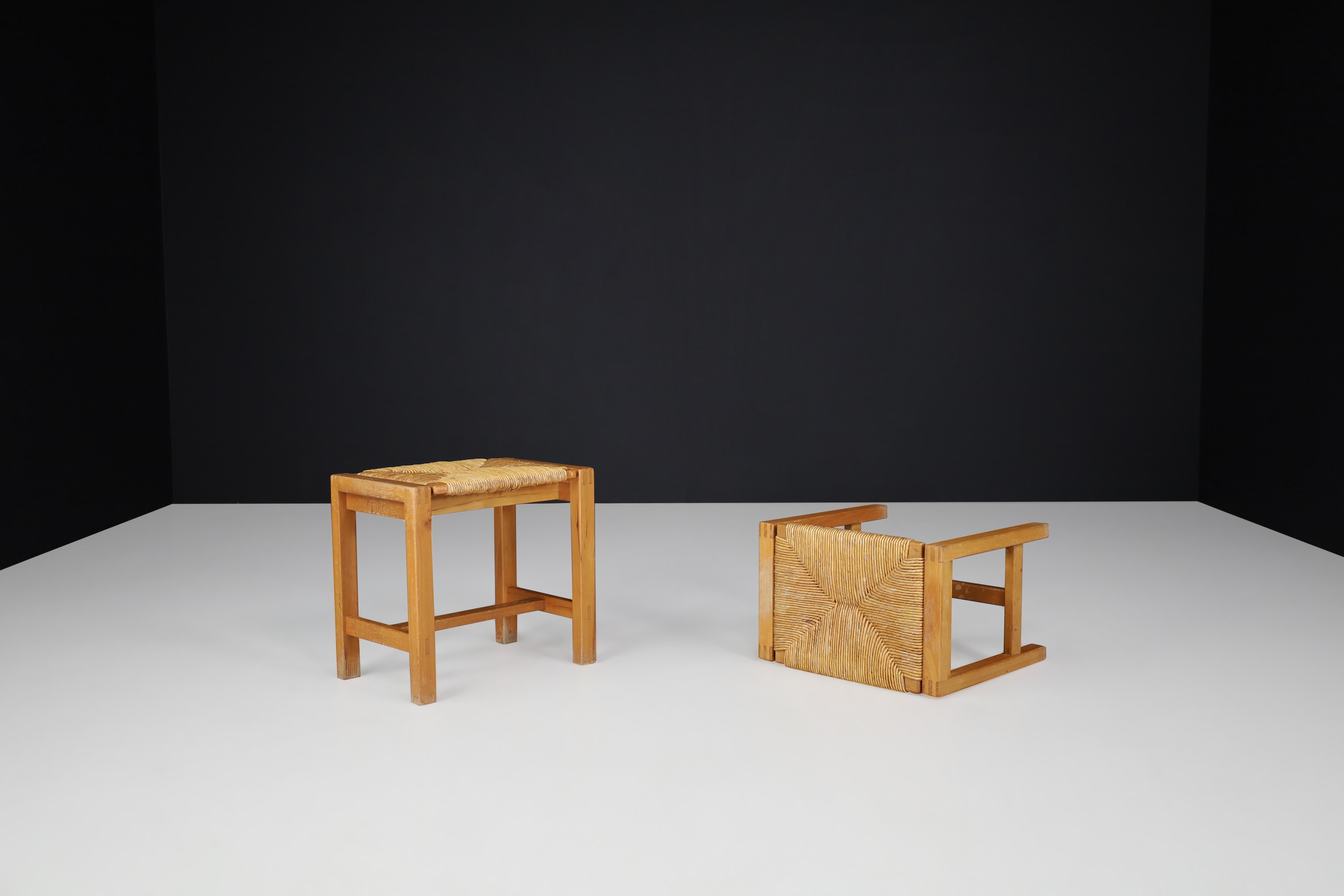 Ensemble de deux tabourets en orme et jonc du milieu du siècle par Maison Regain, France, années 1970

Paire de tabourets de belle facture, conçus et fabriqués par la Maison Regain en France dans les années 1970. Connue pour son mélange intemporel