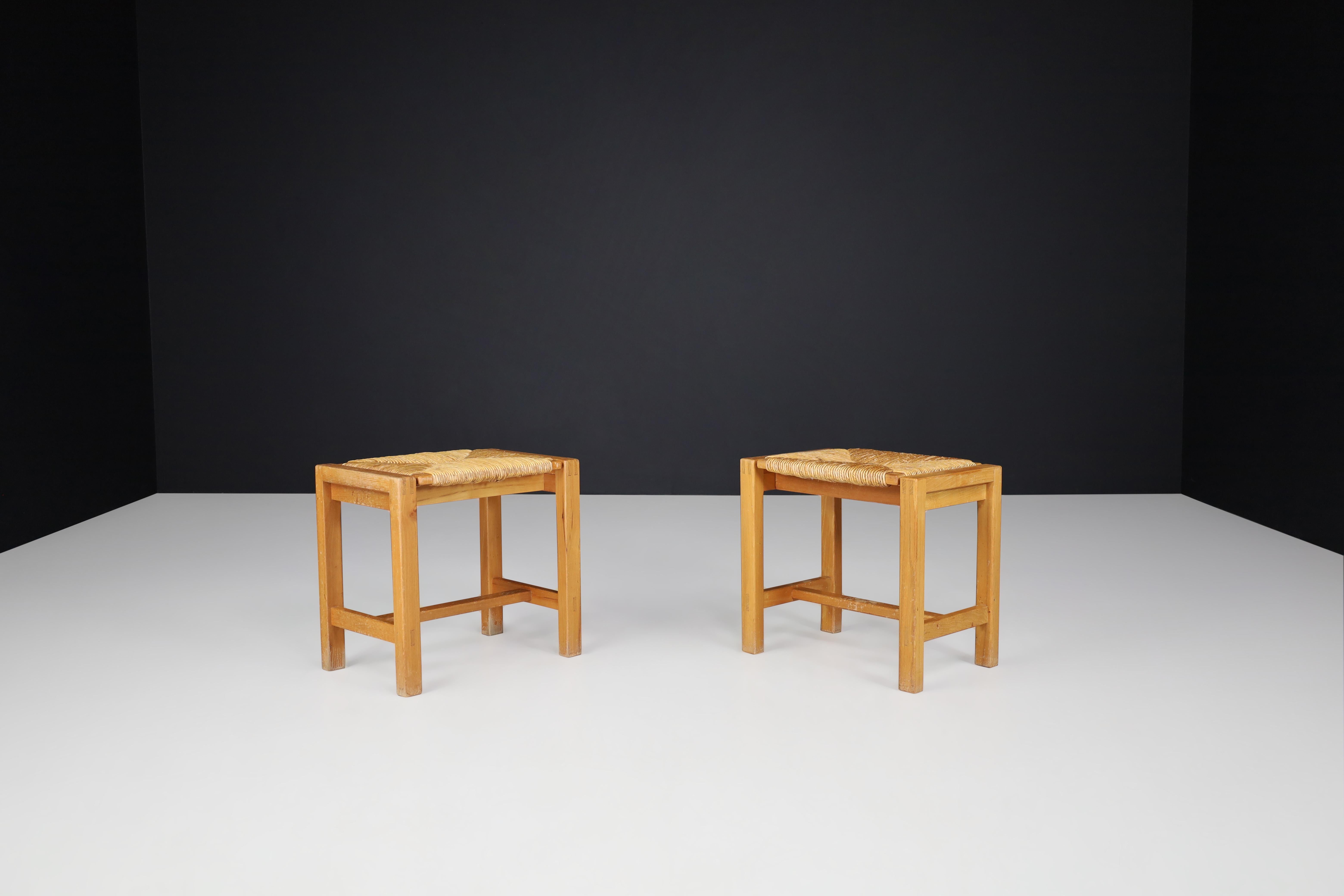 Mid-Century Modern Ensemble de deux tabourets en orme et jonc de style moderne du milieu du siècle dernier, Maison Regain, France, 1960 en vente