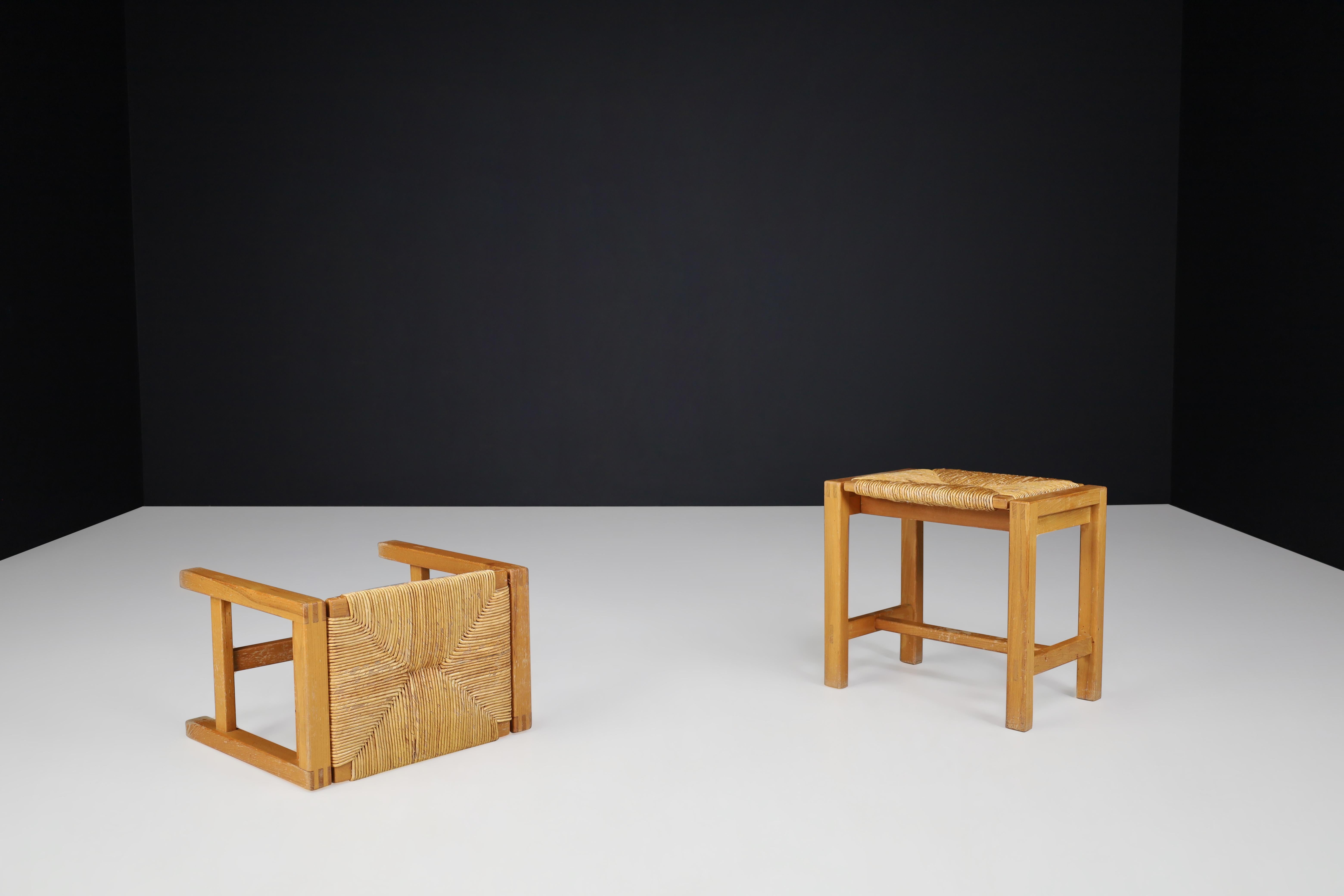 Français Ensemble de deux tabourets en orme et jonc de style moderne du milieu du siècle dernier, Maison Regain, France, 1960 en vente