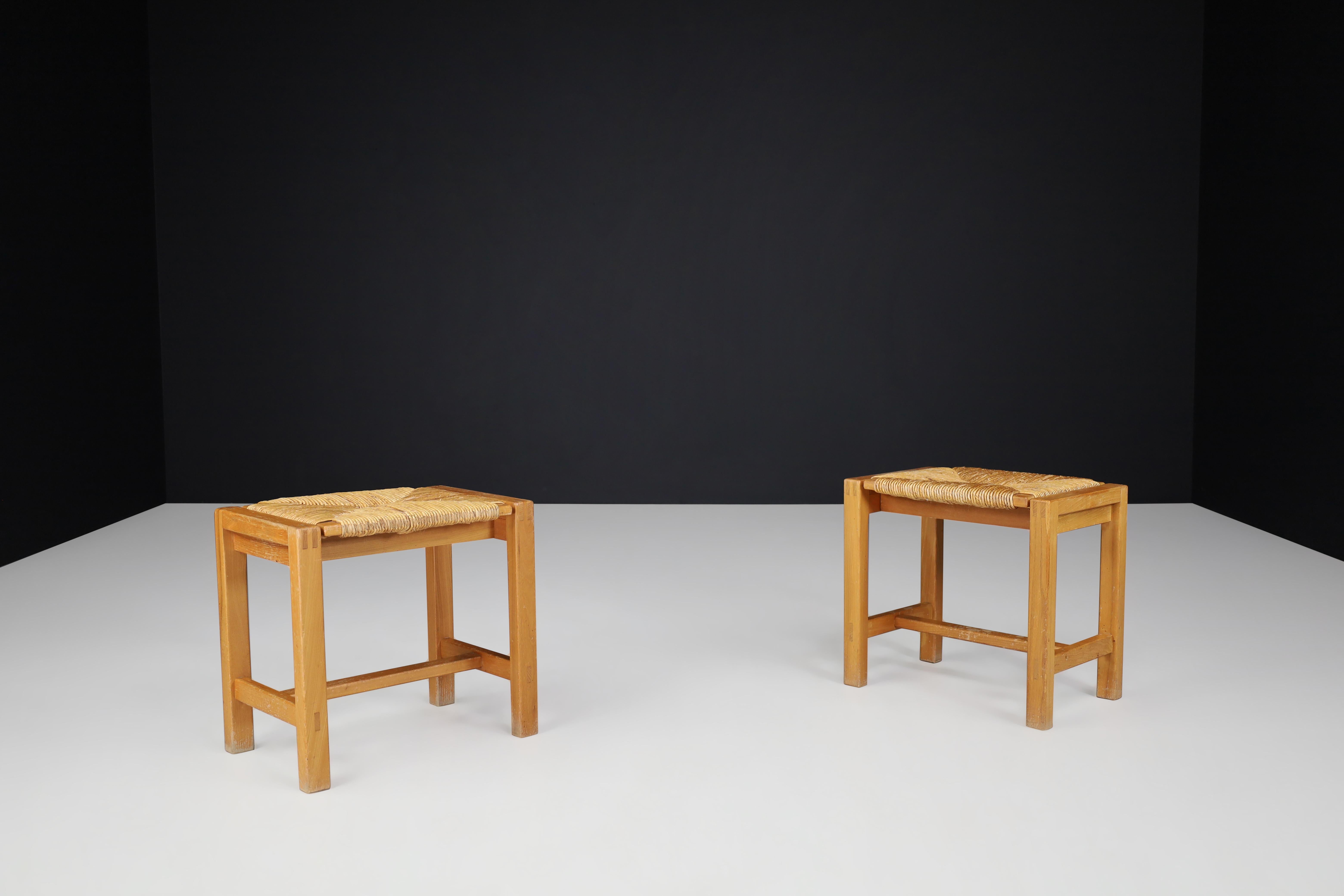 20ième siècle Ensemble de deux tabourets en orme et jonc de style moderne du milieu du siècle dernier, Maison Regain, France, 1960 en vente