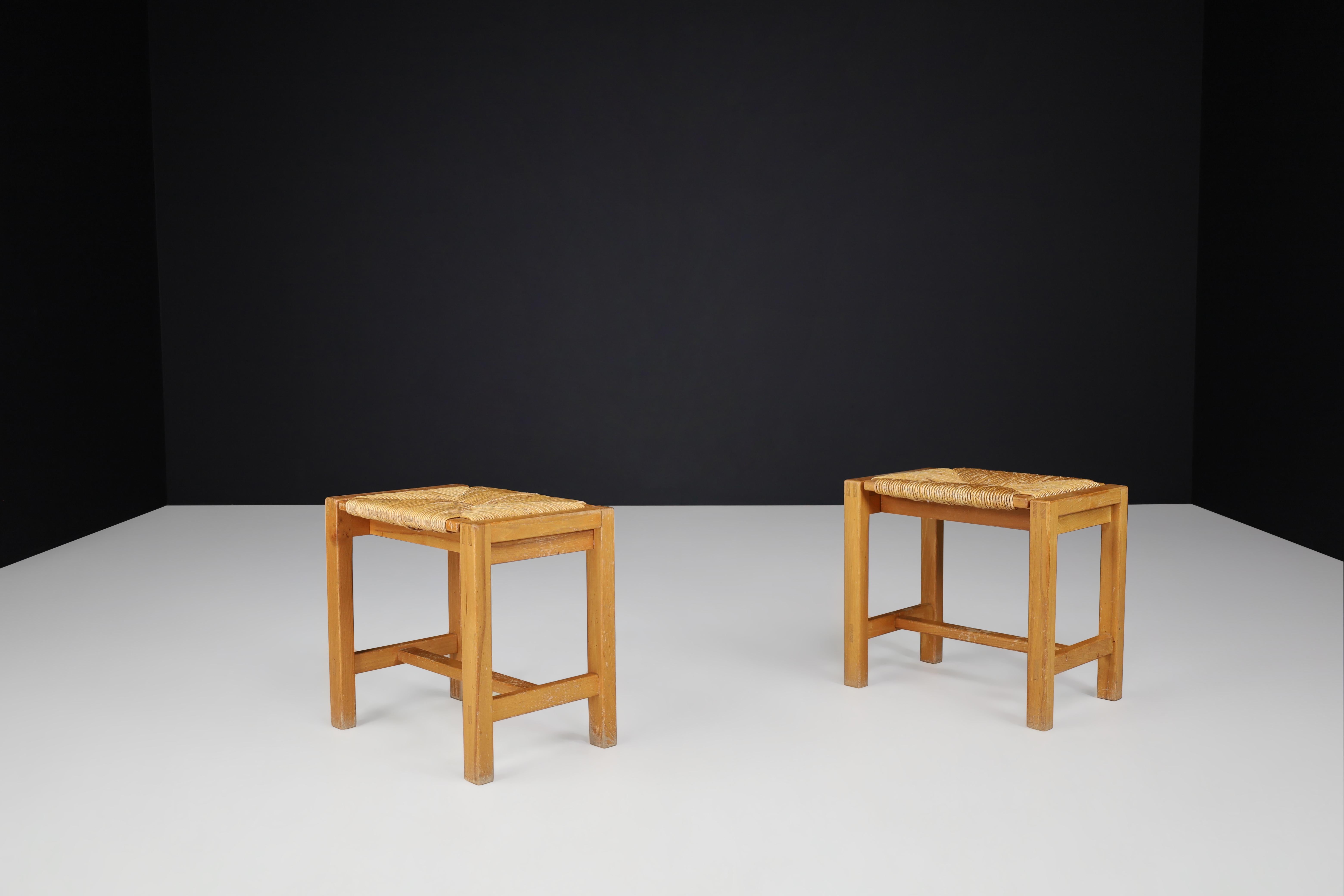 Jonc Ensemble de deux tabourets en orme et jonc de style moderne du milieu du siècle dernier, Maison Regain, France, 1960 en vente