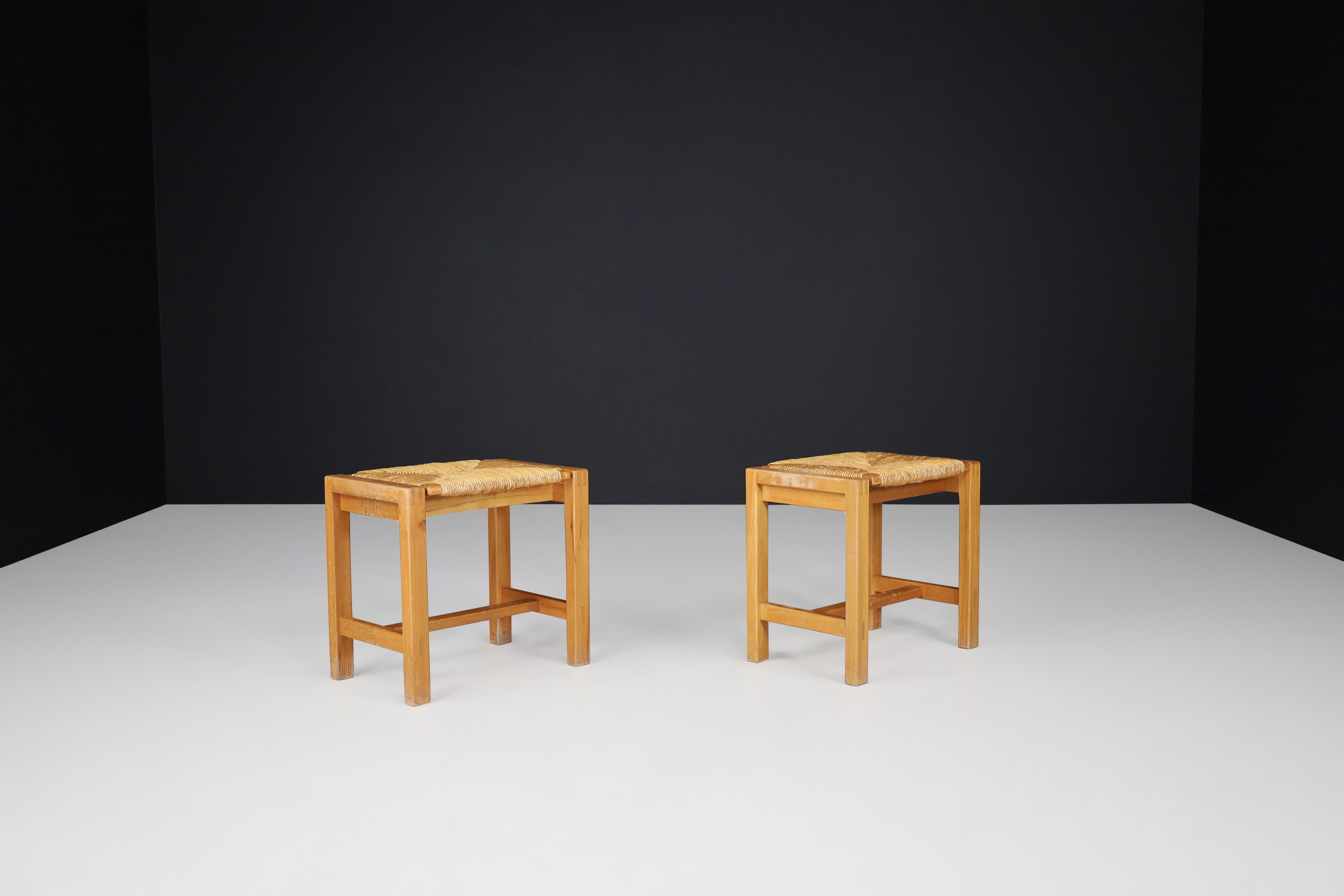 Ensemble de deux tabourets en orme et jonc de style moderne du milieu du siècle dernier, Maison Regain, France, 1960 en vente 1