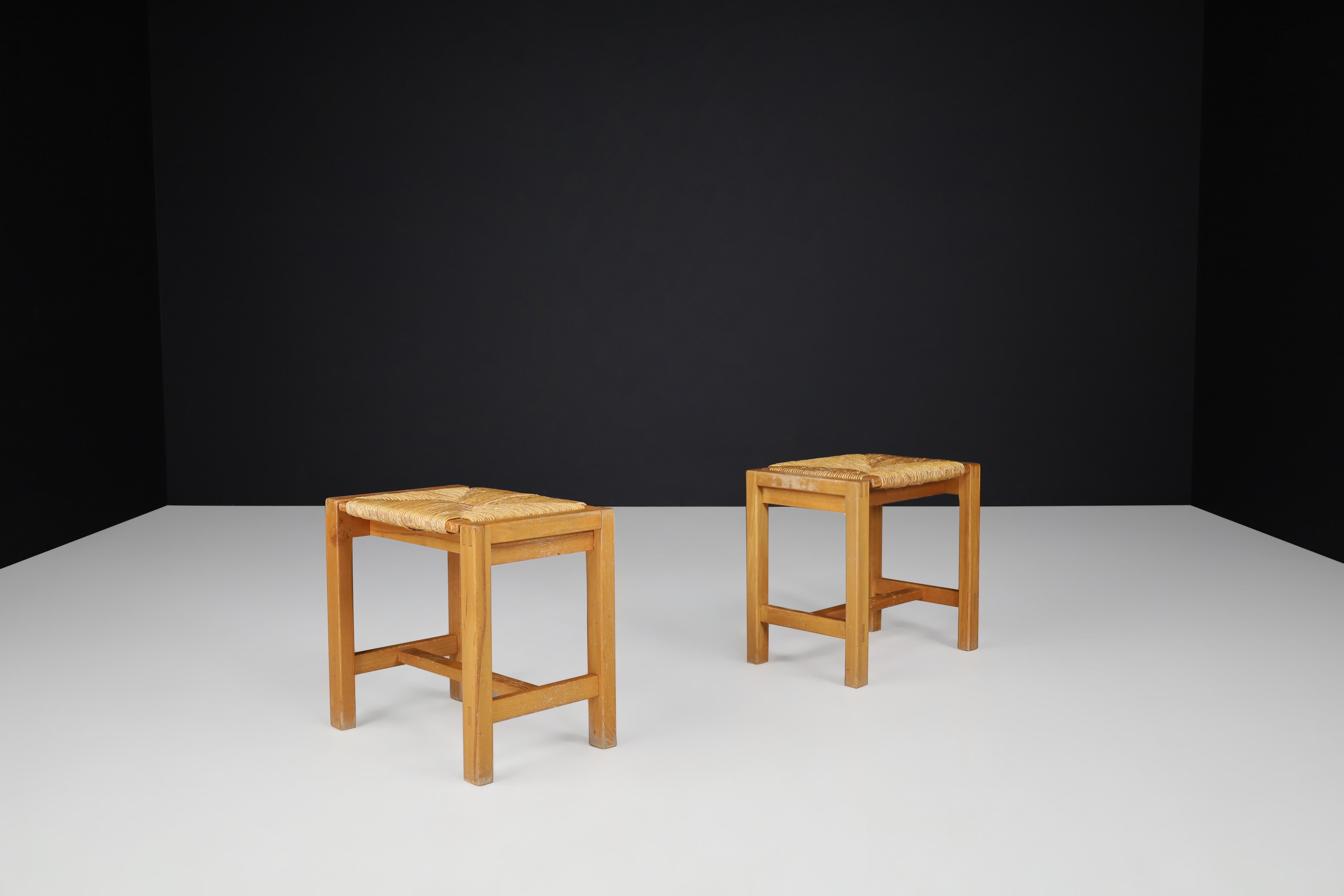 Ensemble de deux tabourets en orme et jonc de style moderne du milieu du siècle dernier, Maison Regain, France, 1960 en vente 2