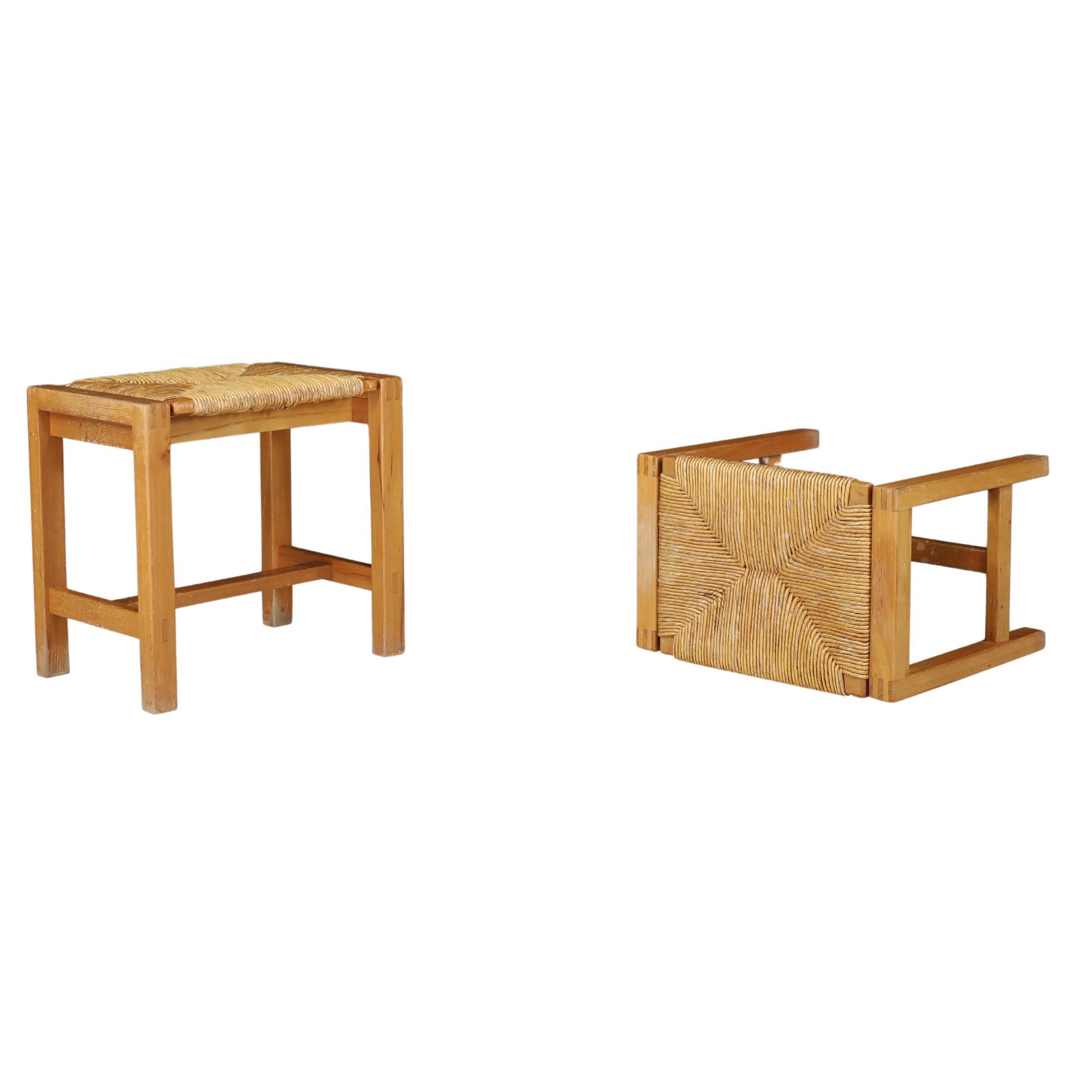 Ensemble de deux tabourets en orme et jonc de style moderne du milieu du siècle dernier, Maison Regain, France, 1960