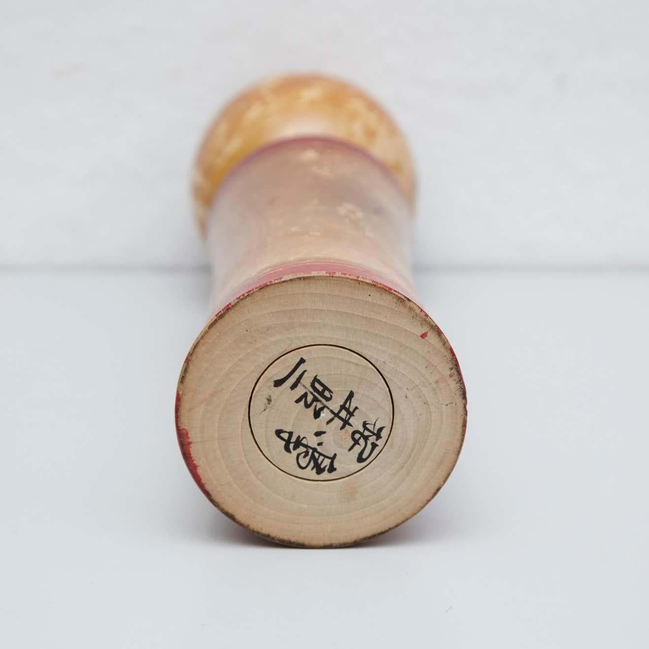 Ensemble de deux poupées Kokeshi en bois peints à la main, mi-siècle moderne en vente 3