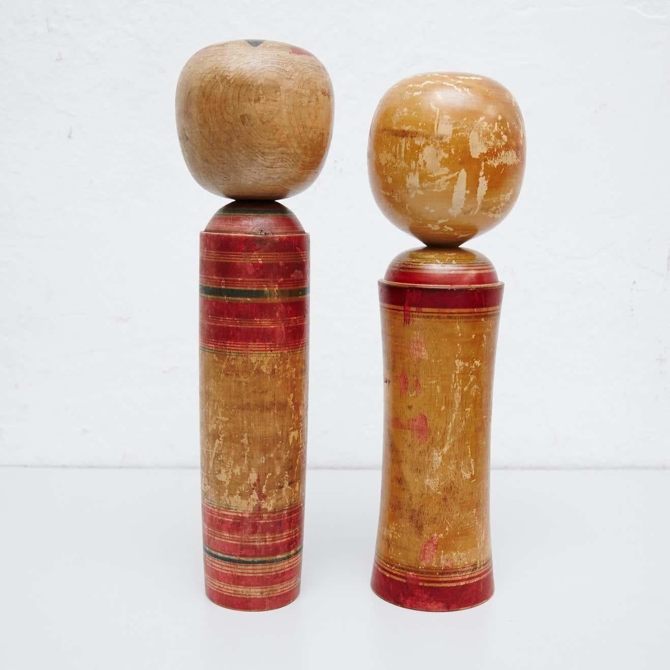 Ensemble de deux poupées Kokeshi en bois peints à la main, mi-siècle moderne en vente 4
