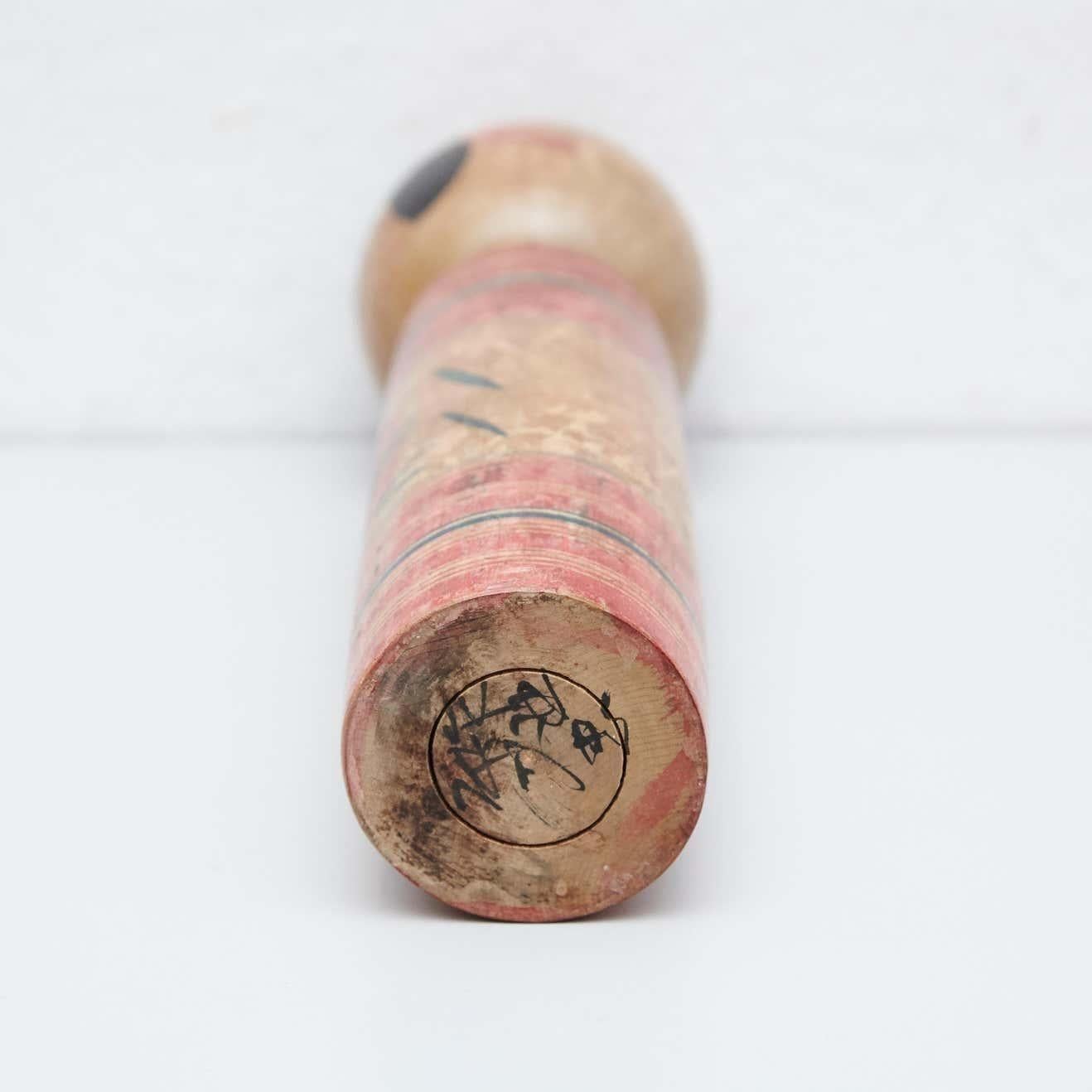 Ensemble de deux poupées Kokeshi en bois peints à la main, mi-siècle moderne en vente 5