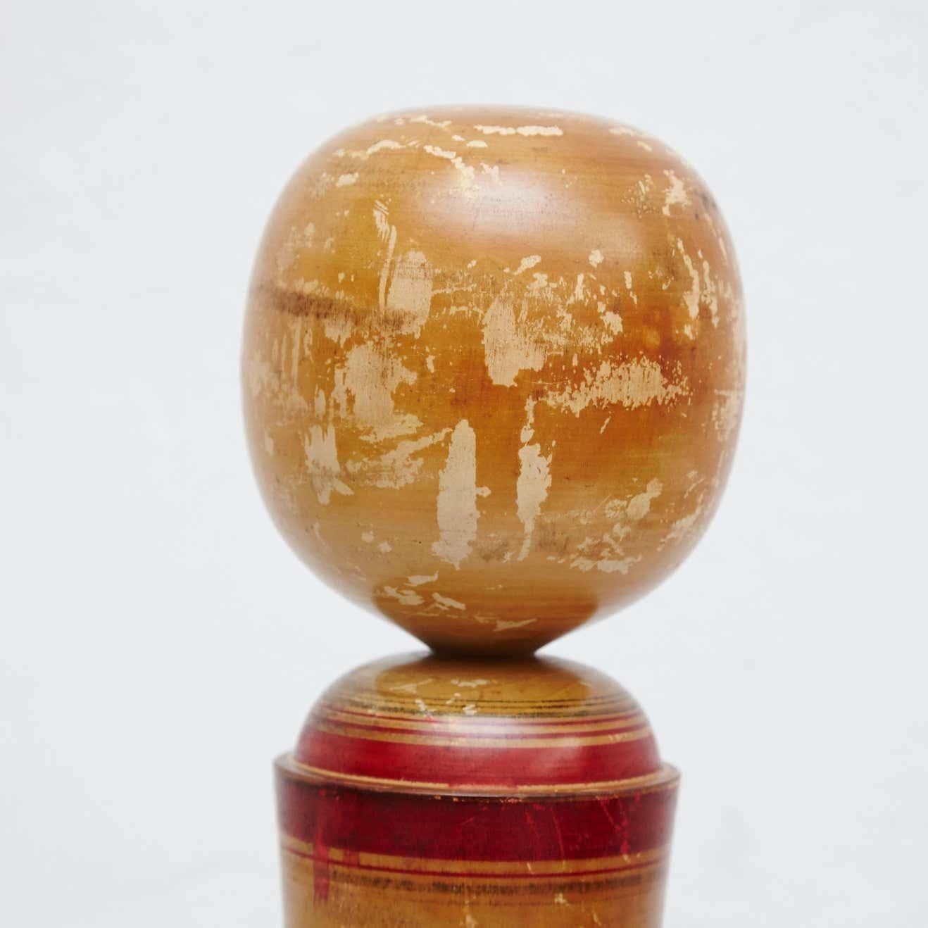 Japonais Ensemble de deux poupées Kokeshi en bois peints à la main, mi-siècle moderne en vente