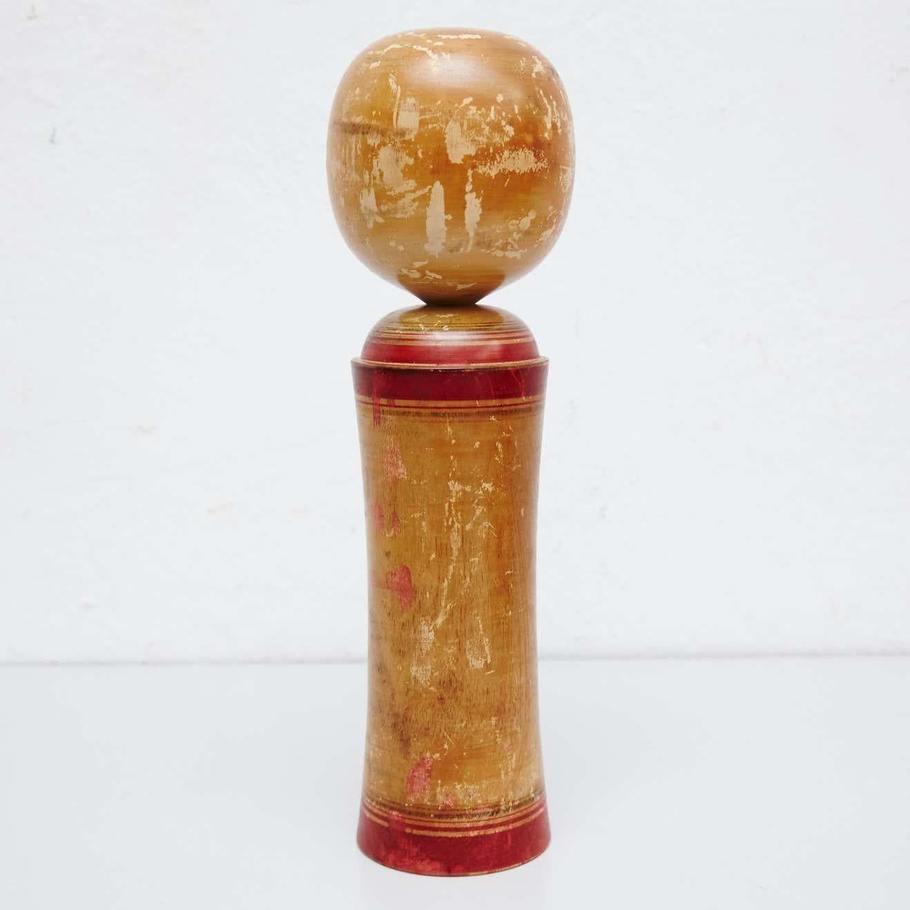Ensemble de deux poupées Kokeshi en bois peints à la main, mi-siècle moderne Bon état - En vente à Barcelona, ES