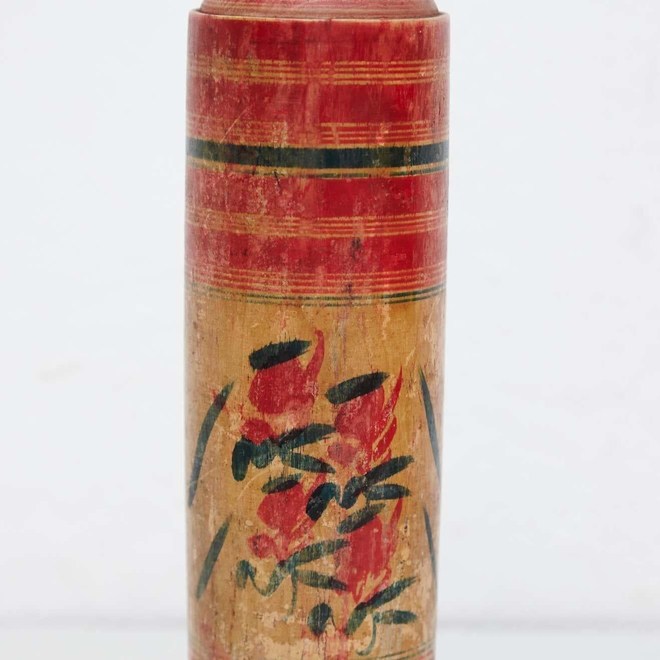 Ensemble de deux poupées Kokeshi en bois peints à la main, mi-siècle moderne en vente 2