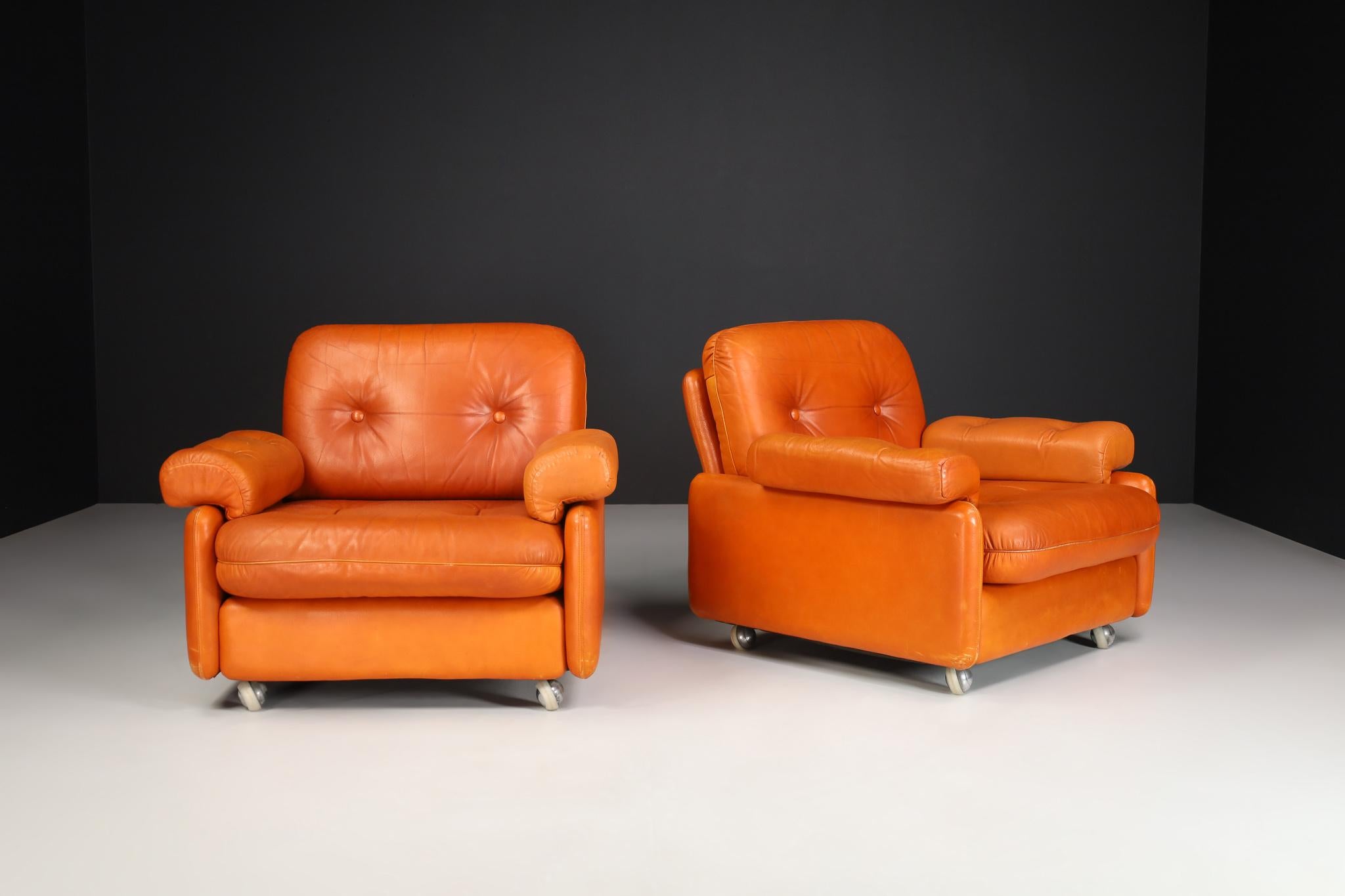 Satz von zwei Ledersesseln der Jahrhundertmitte, Deutschland 1960er Jahre.

Mid-Century Modern Leder Lounge Sessel hergestellt und entworfen in Deutschland 1960er Jahre. Es ist in schönem Vintage-Zustand, mit einer kleinen Patina auf dem Leder.