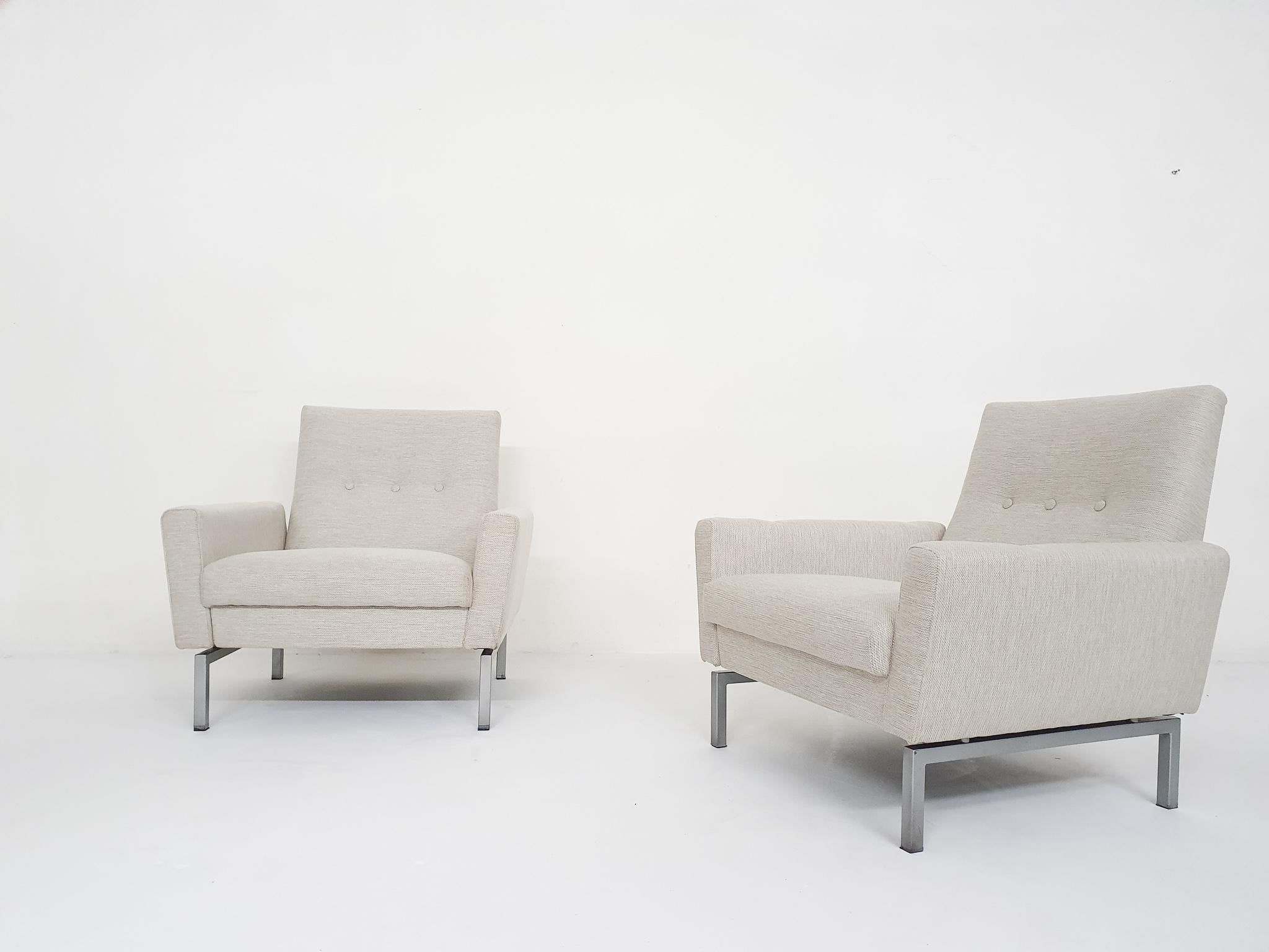 Satz von zwei Mid-Century Modern Lounge Stühlen attr. Artifort. Silbergrauer Metallrahmen und neue, weiße Polsterung. Die Niederlande 1950er Jahre.