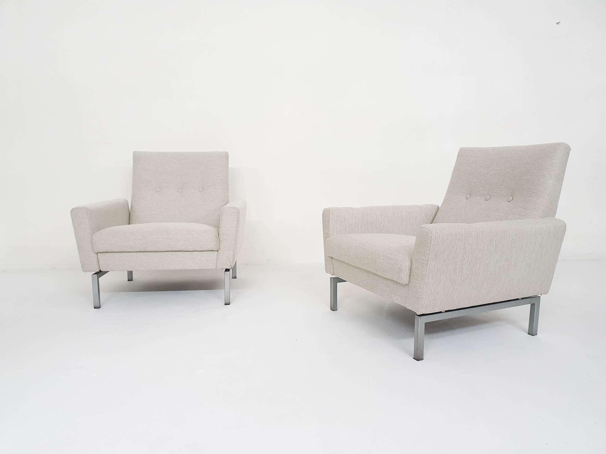 Mid-20th Century Set of Two Mid-Century Modern Lounge Chairs Attr. Artifort, The Netherlands 1950 For Sale