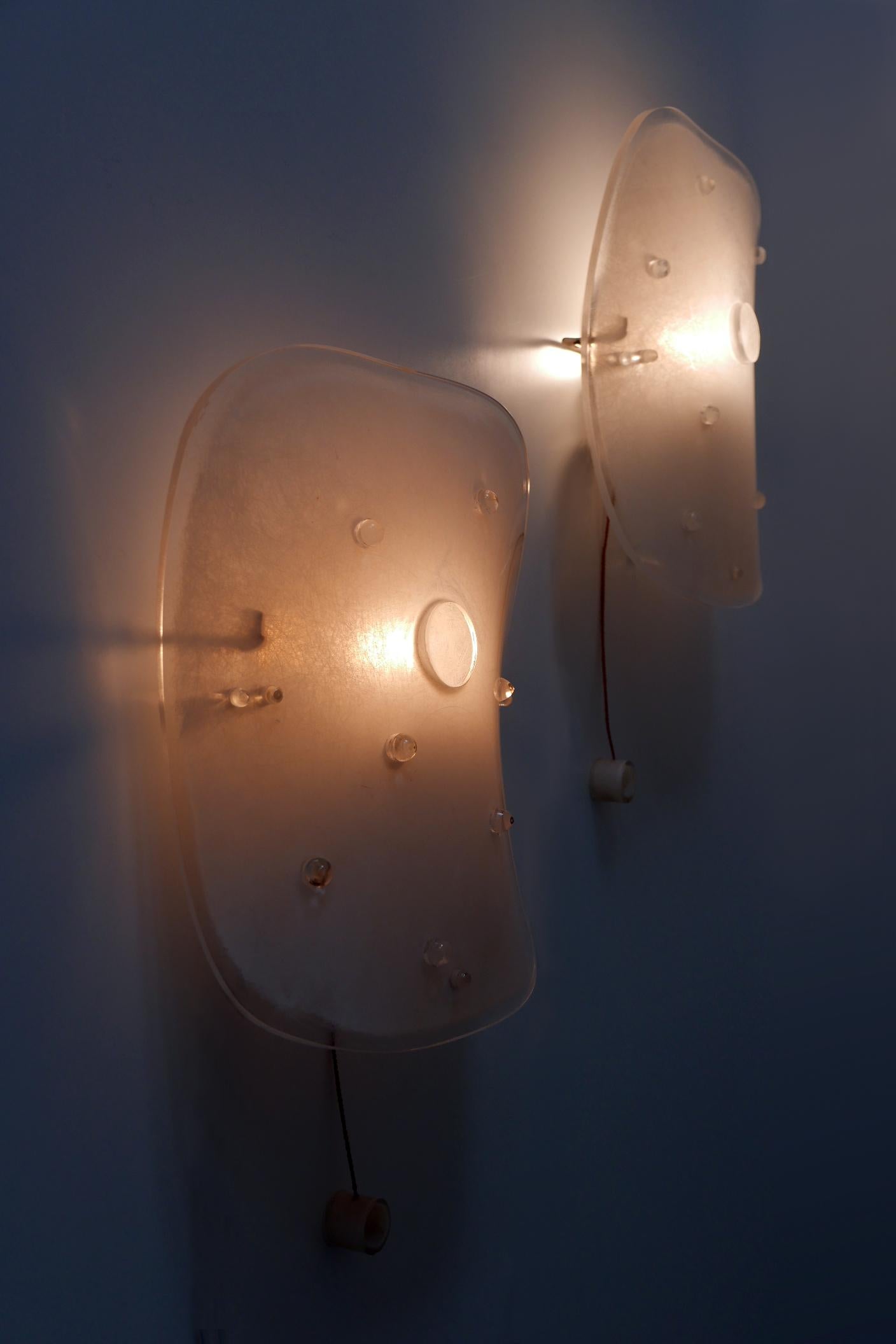 Set of Two Mid-Century Modern Lucite Wall Lamps Sconces by Rupert Nikoll, 1960s For Sale 5