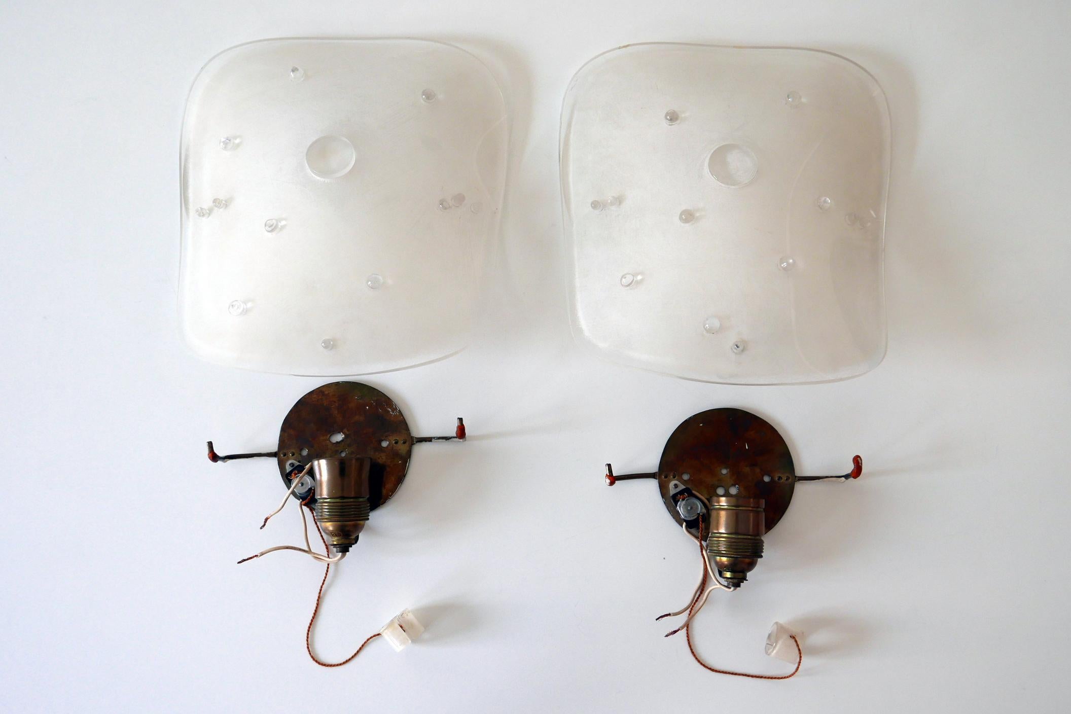 Set of Two Mid-Century Modern Lucite Wall Lamps Sconces by Rupert Nikoll, 1960s For Sale 6