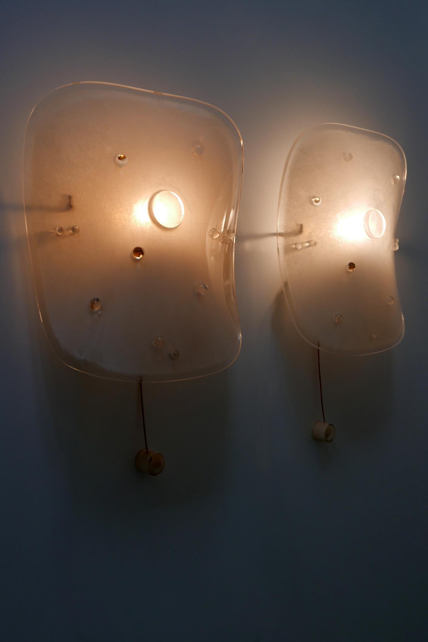 Set of Two Mid-Century Modern Lucite Wall Lamps Sconces by Rupert Nikoll, 1960s In Good Condition For Sale In Munich, DE