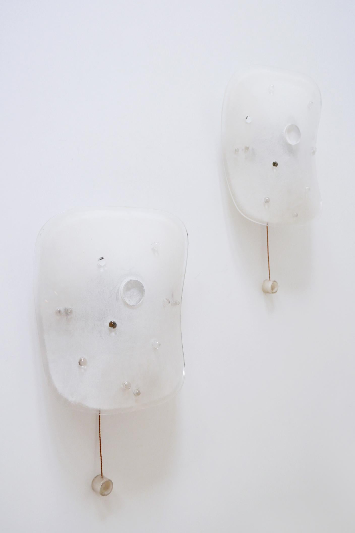 Set of Two Mid-Century Modern Lucite Wall Lamps Sconces by Rupert Nikoll, 1960s For Sale 2