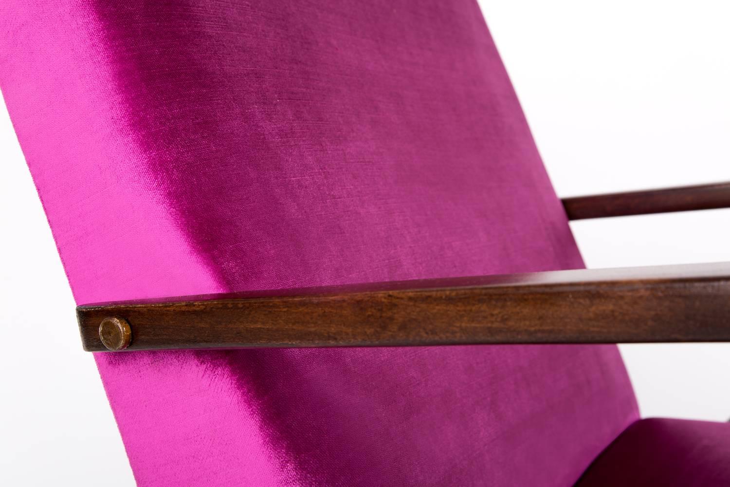 Velvet Set of Two Mid-Century Modern Magenta Pink Armchairs, 1960s, Poland For Sale