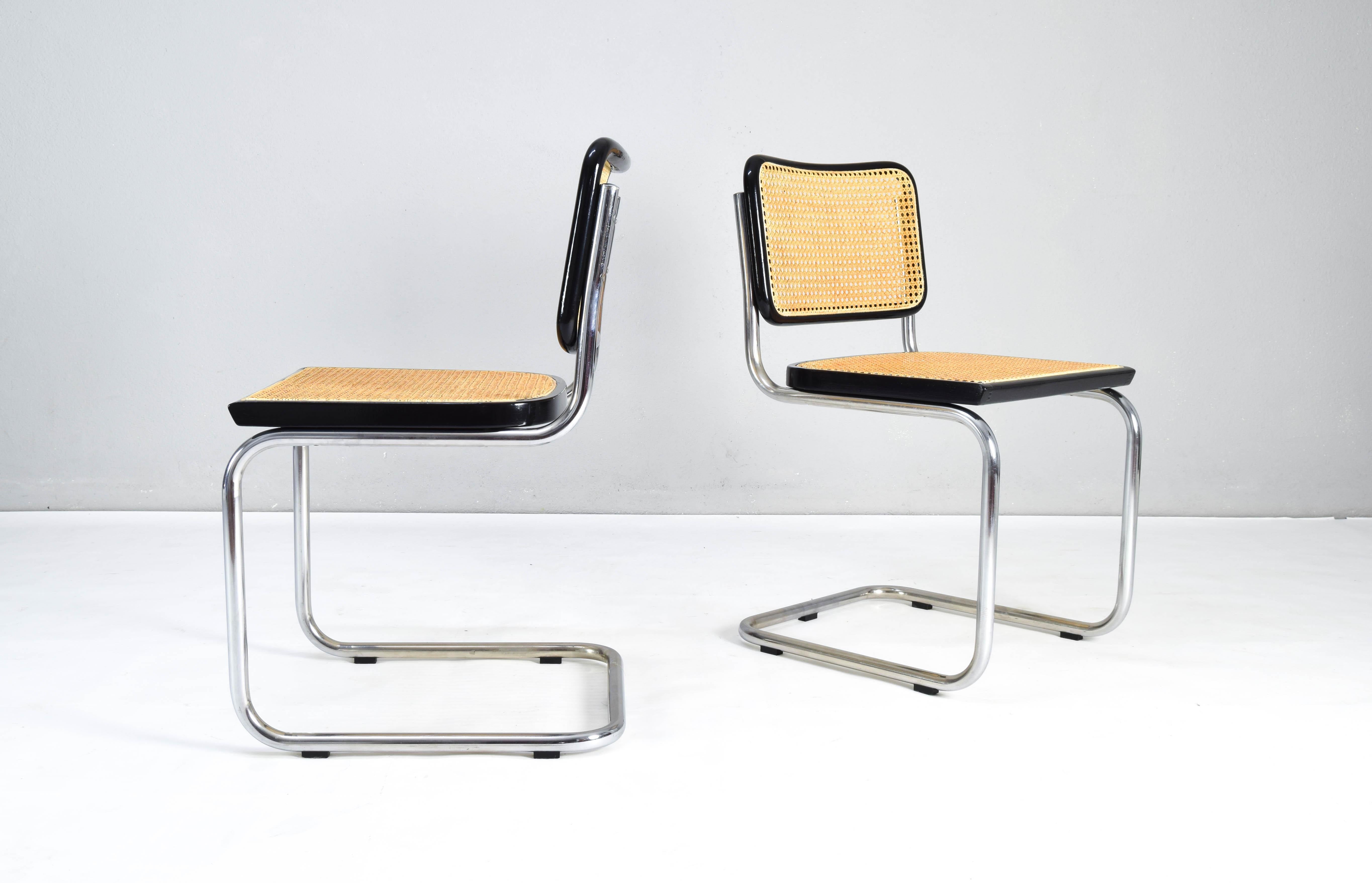 Satz von zwei Cesca-Stühlen, Modell B32, hergestellt in Italien in den 1970er Jahren. Schwarz lackierte Buchenholzrahmen und Wiener Naturgitter. 
Der Grillsitz wurde neu angebracht. 
Sehr guter Allgemeinzustand.


Maße: Gesamthöhe 84 cm
Sitzhöhe 46